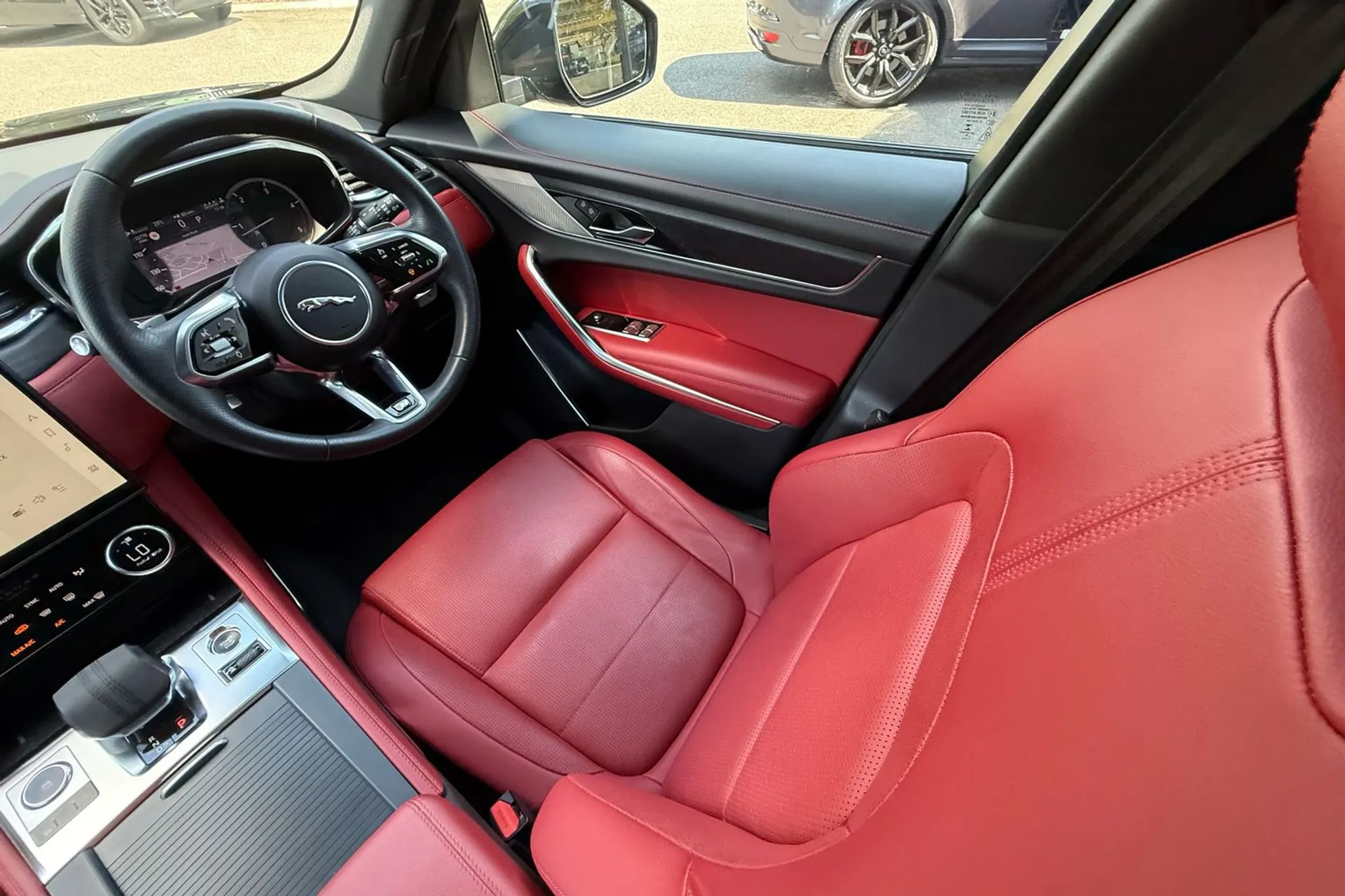 Jaguar F-PACE thumbnail image number 14