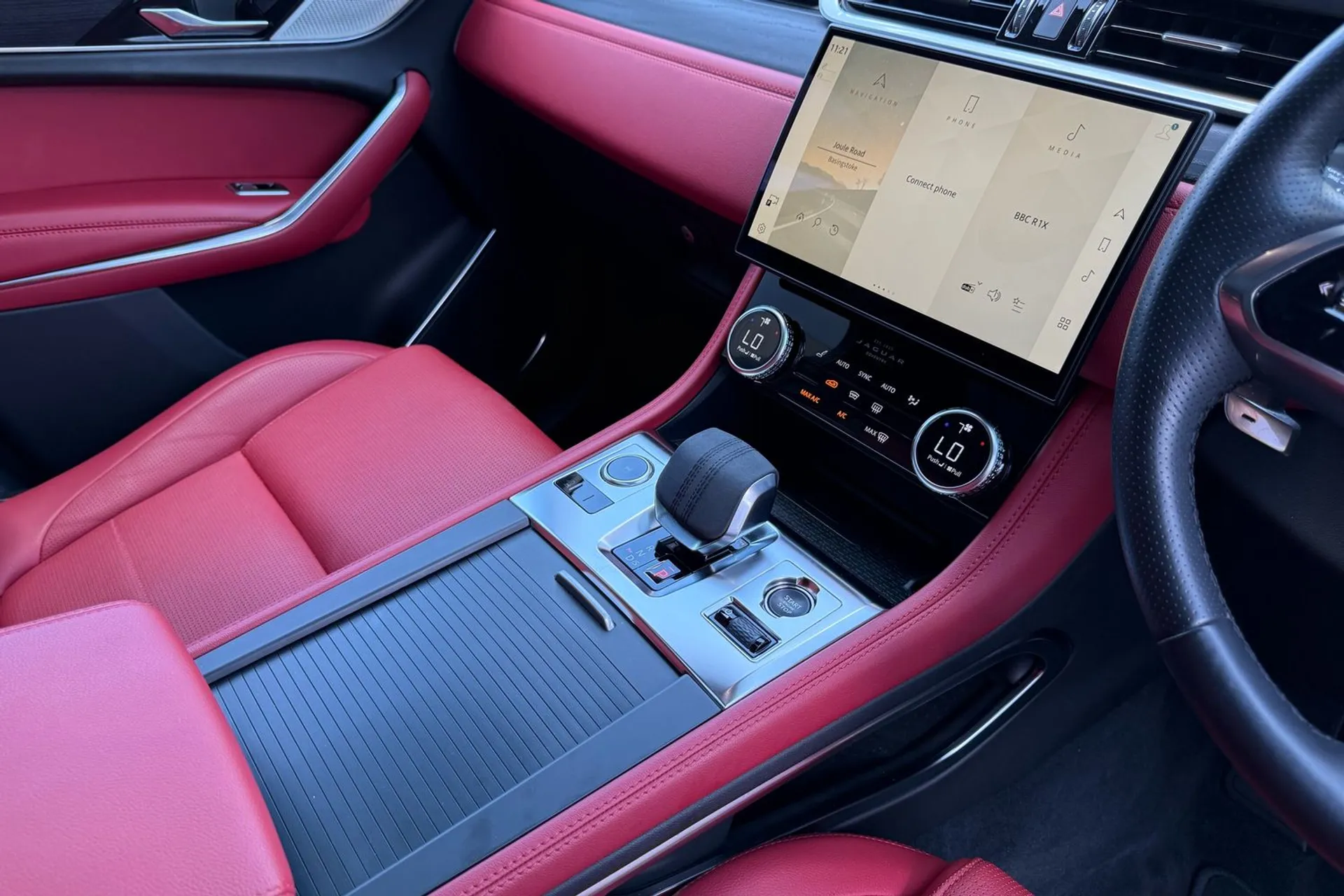 Jaguar F-PACE thumbnail image number 19