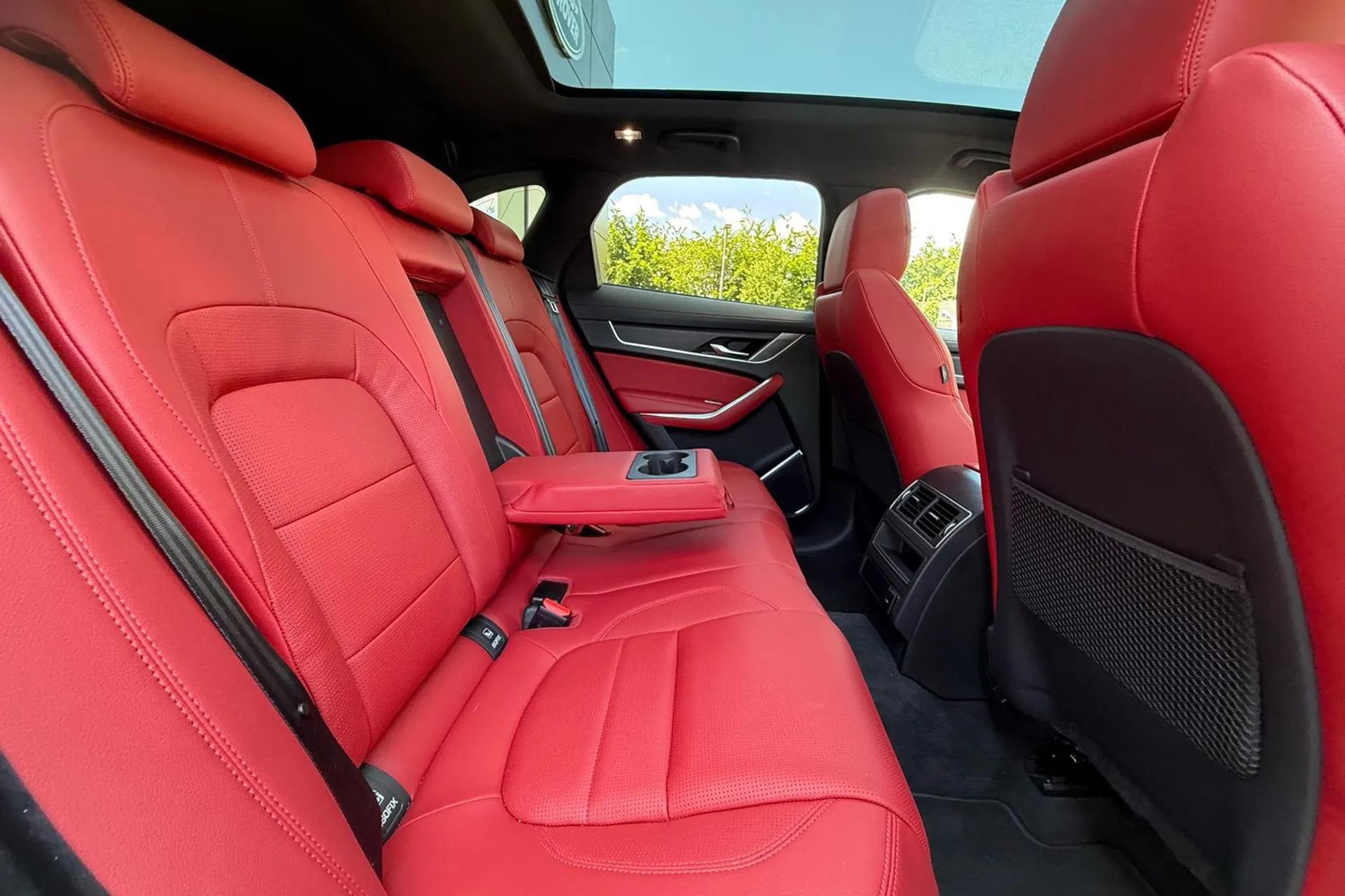 Jaguar F-PACE thumbnail image number 39