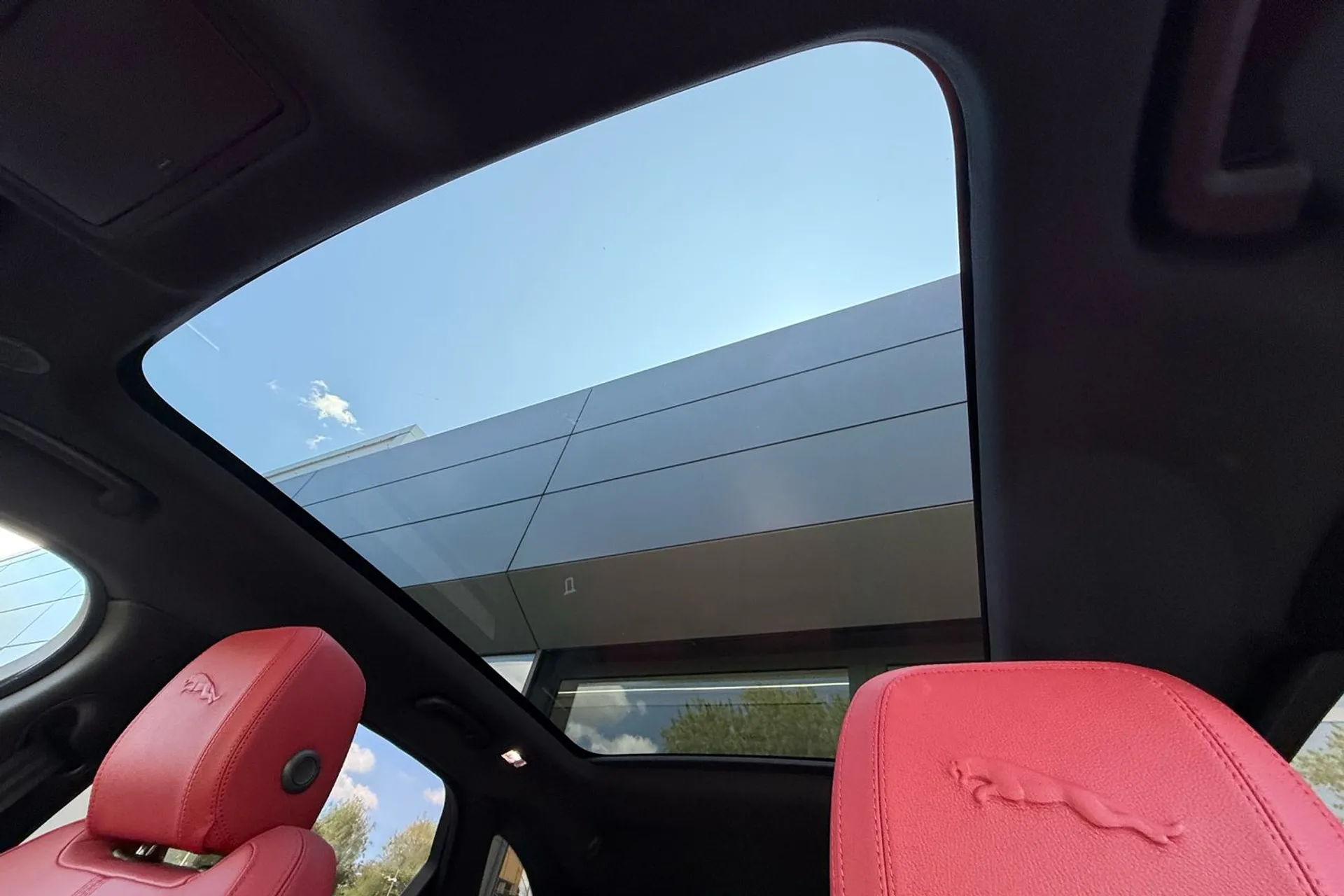 Jaguar F-PACE thumbnail image number 5