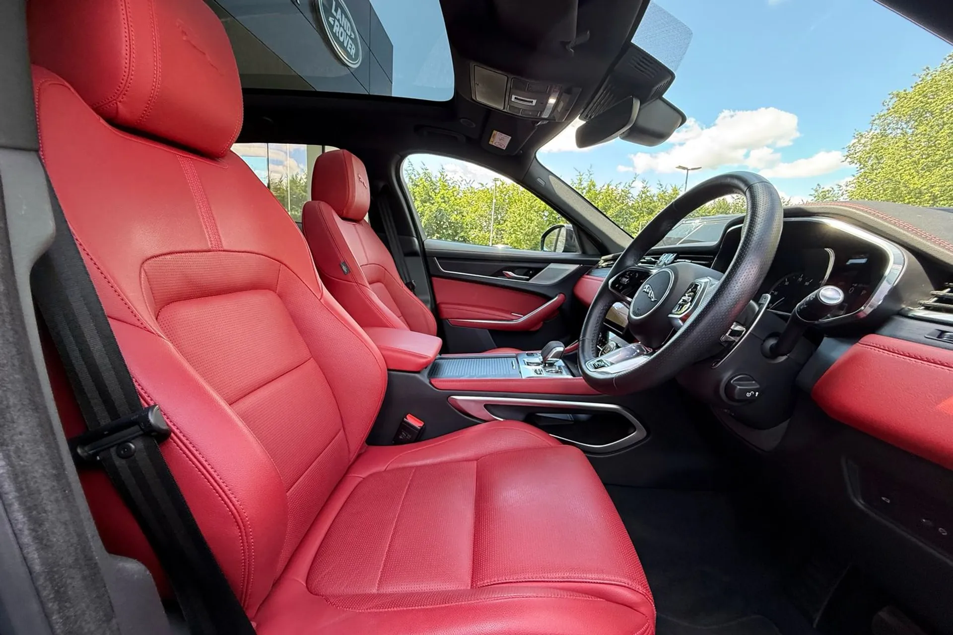 Jaguar F-PACE thumbnail image number 9