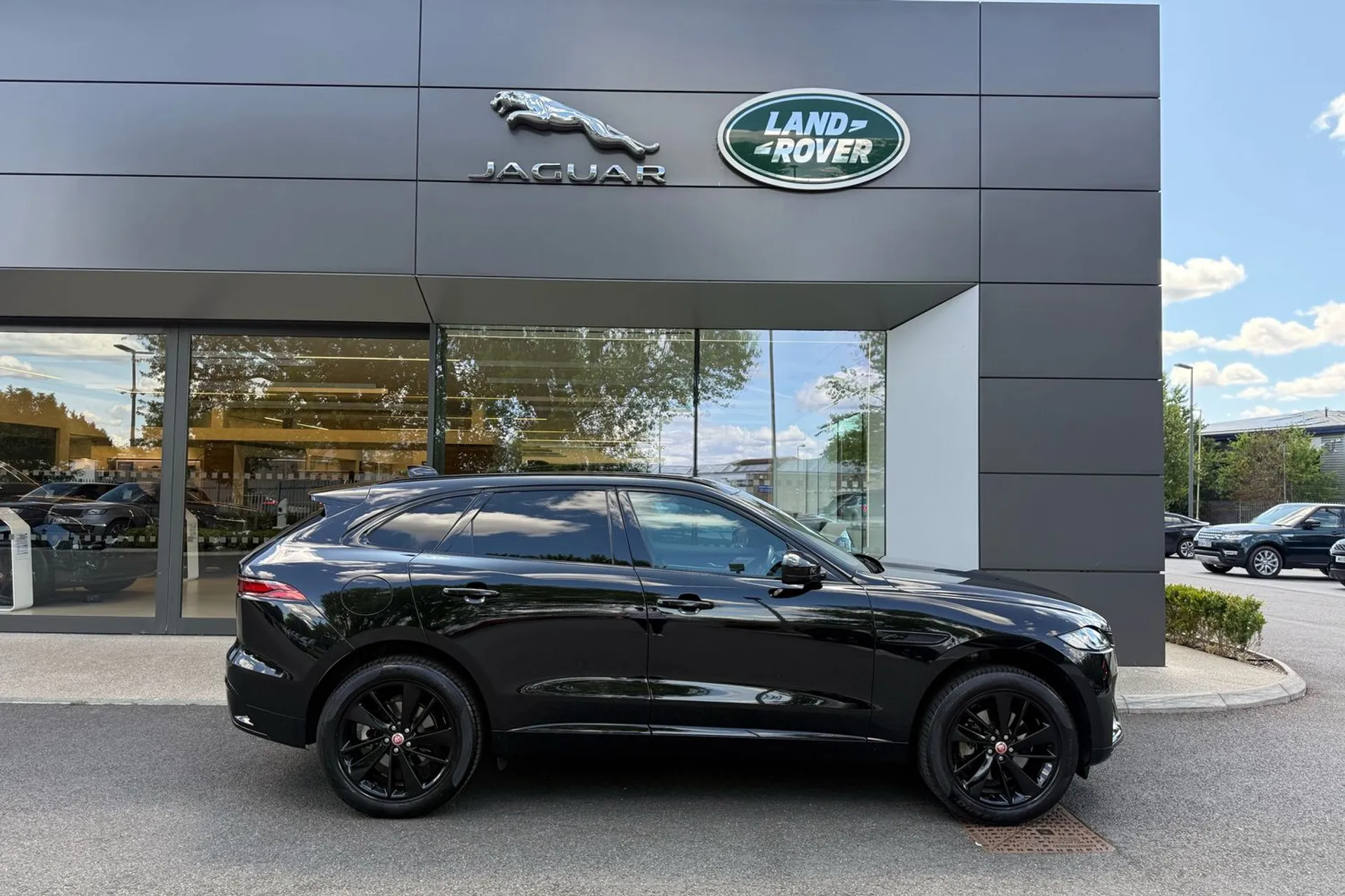 Jaguar F-PACE thumbnail image number 2