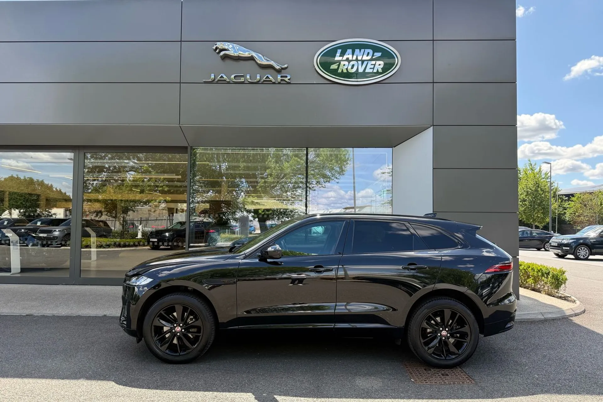 Jaguar F-PACE thumbnail image number 24