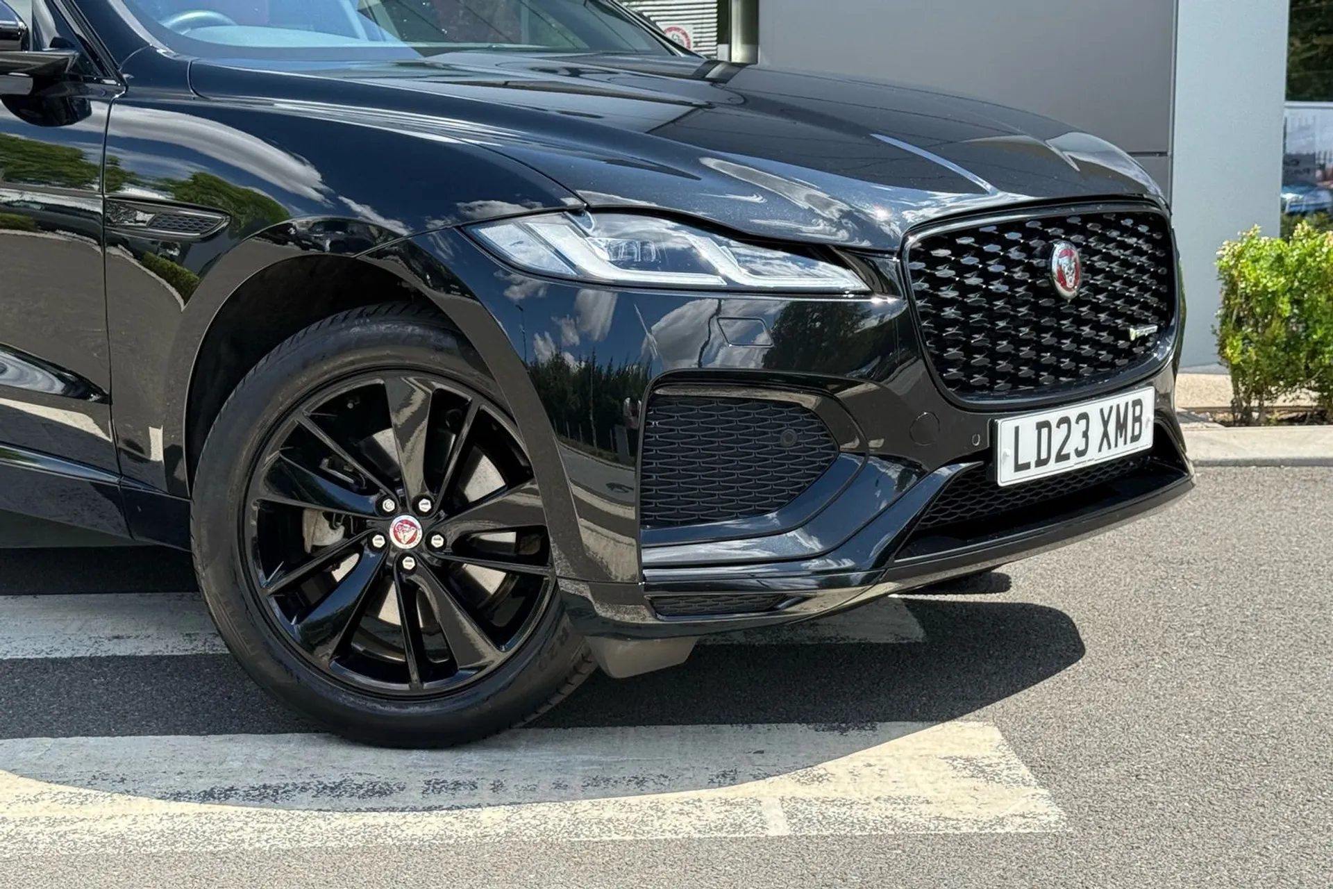 Jaguar F-PACE thumbnail image number 28