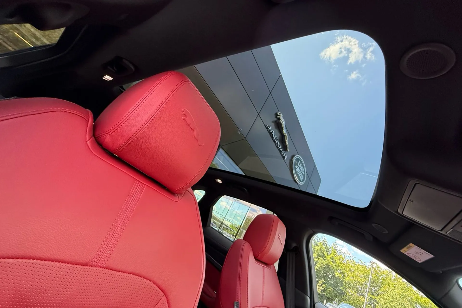 Jaguar F-PACE thumbnail image number 33