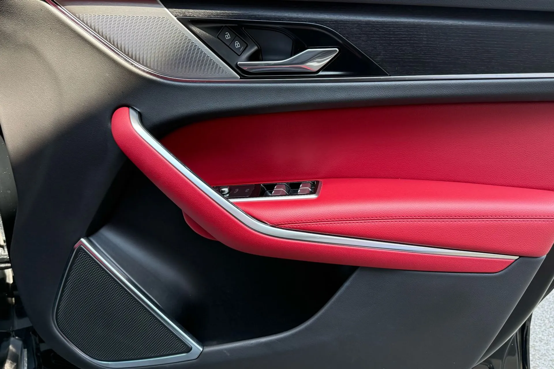 Jaguar F-PACE thumbnail image number 50