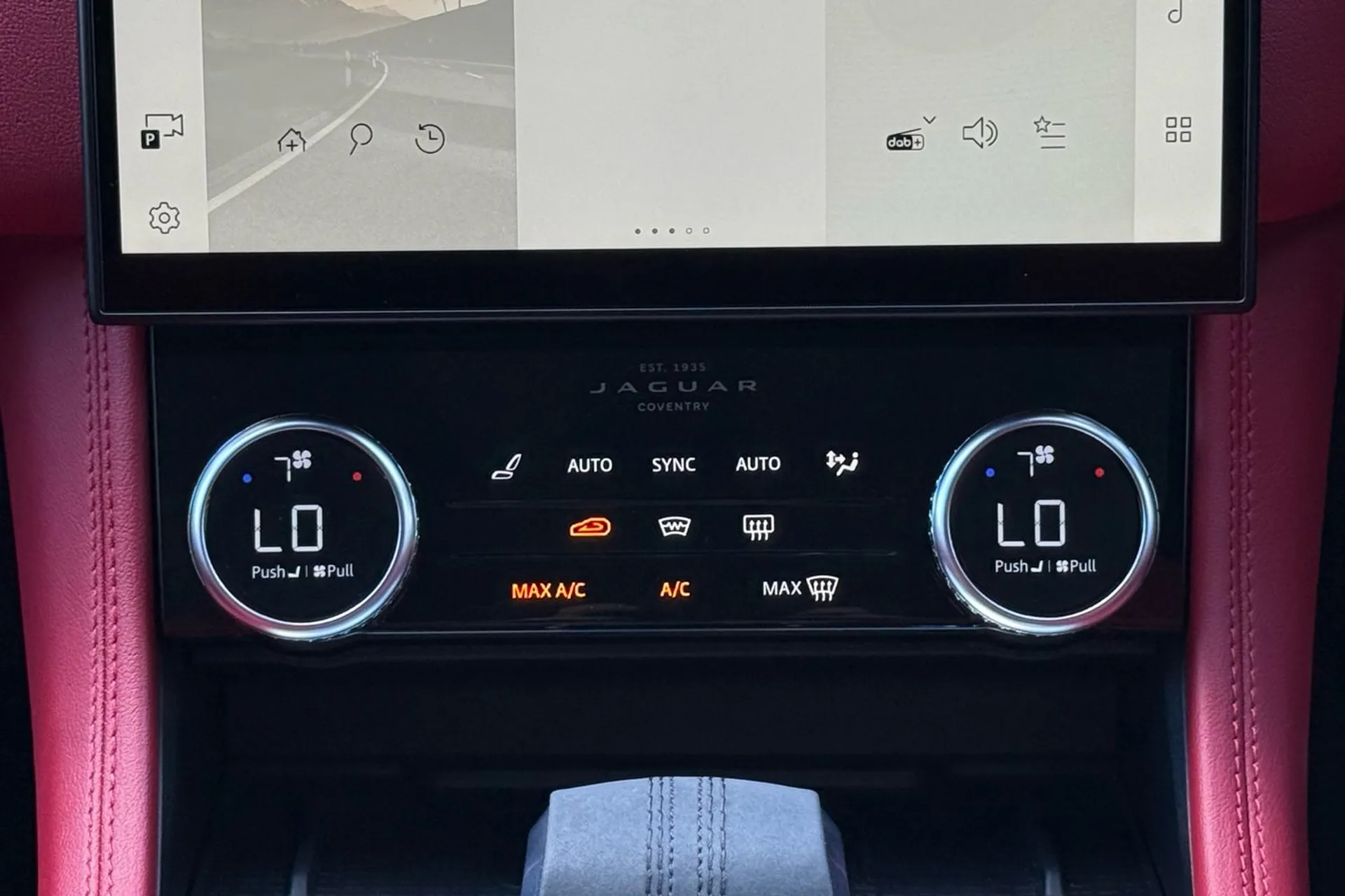 Jaguar F-PACE thumbnail image number 16