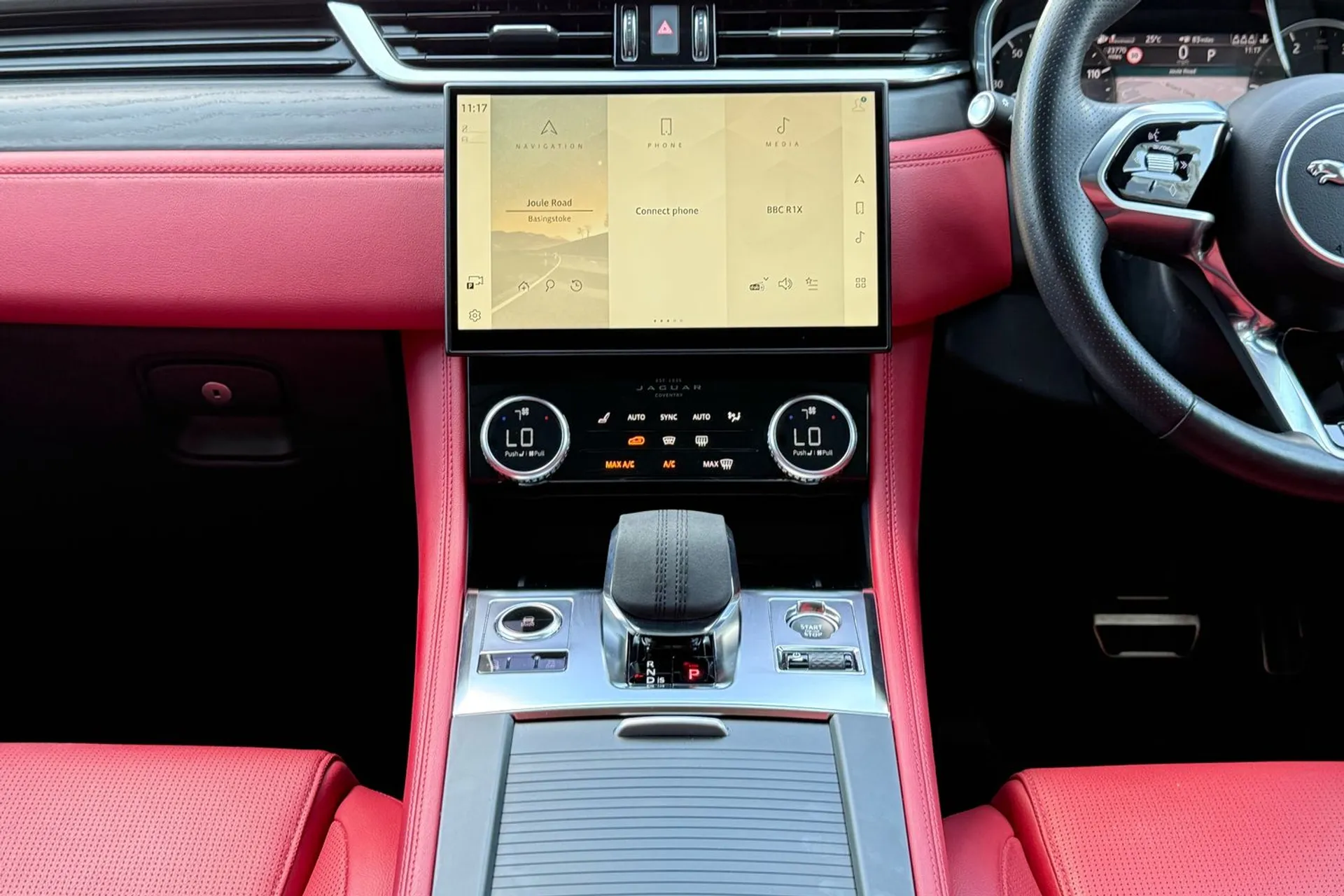 Jaguar F-PACE thumbnail image number 15