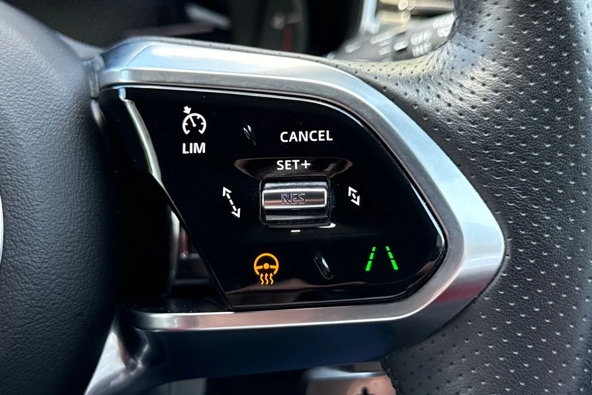 Jaguar F-PACE thumbnail image number 25