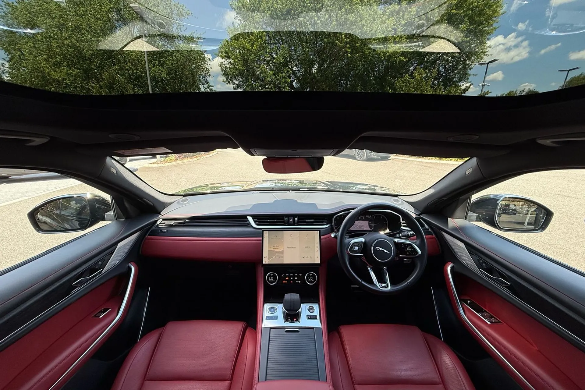 Jaguar F-PACE thumbnail image number 3