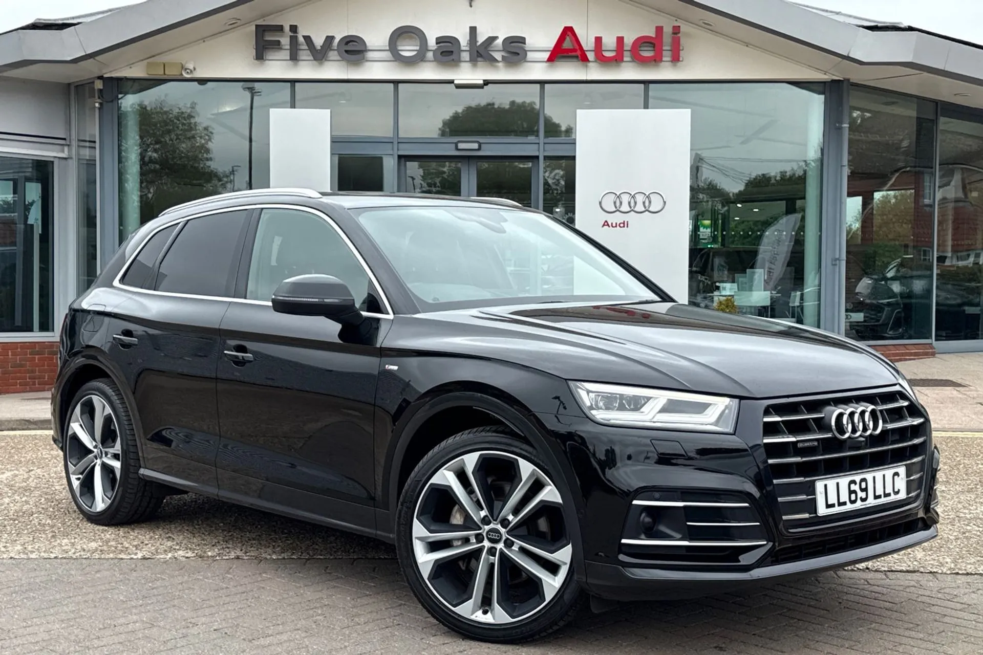 Audi Q5 focused image