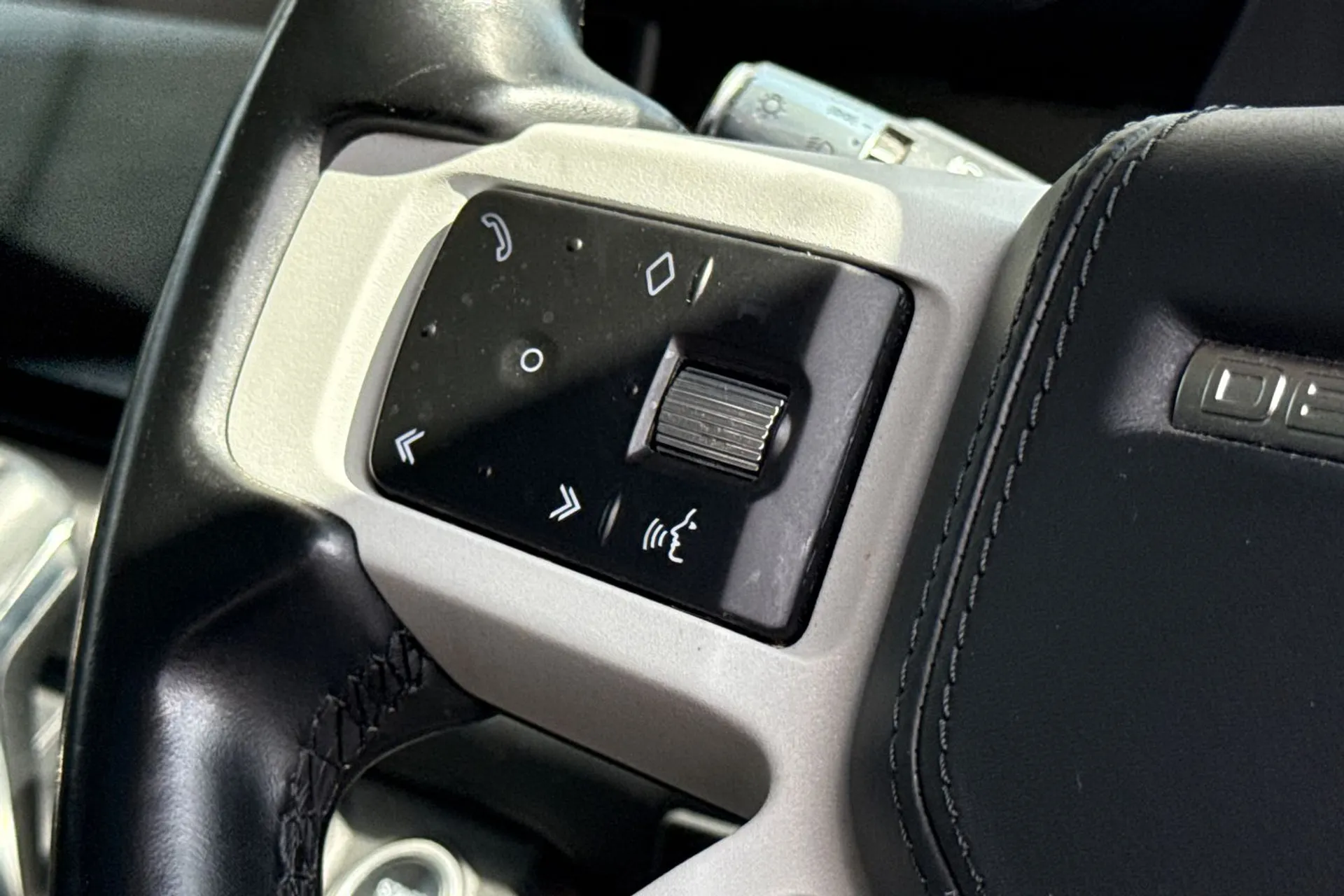 LAND ROVER DEFENDER thumbnail image number 49