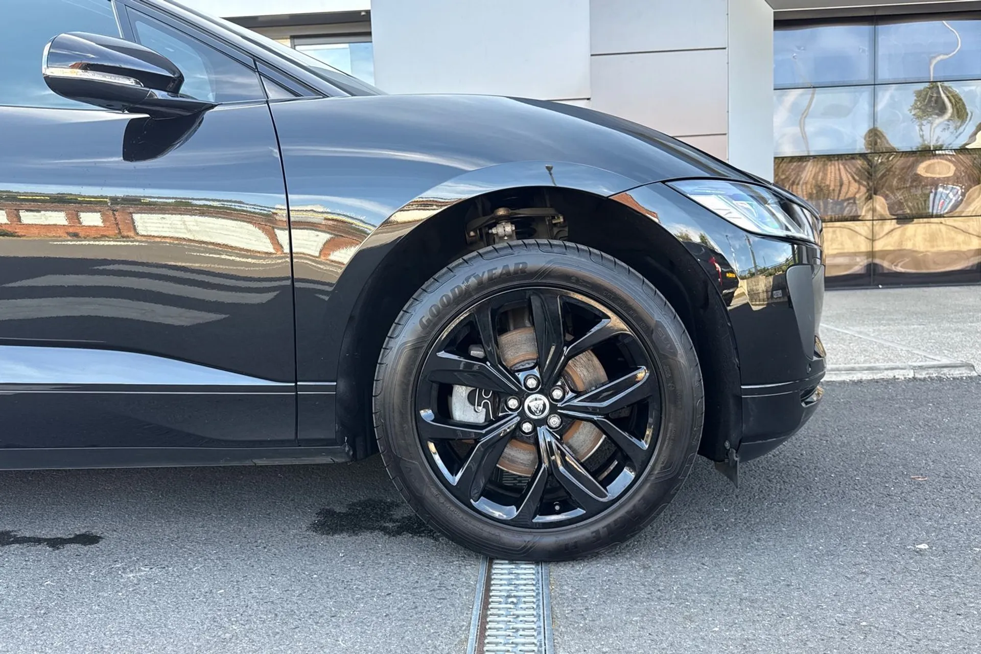 Jaguar I-PACE thumbnail image number 17