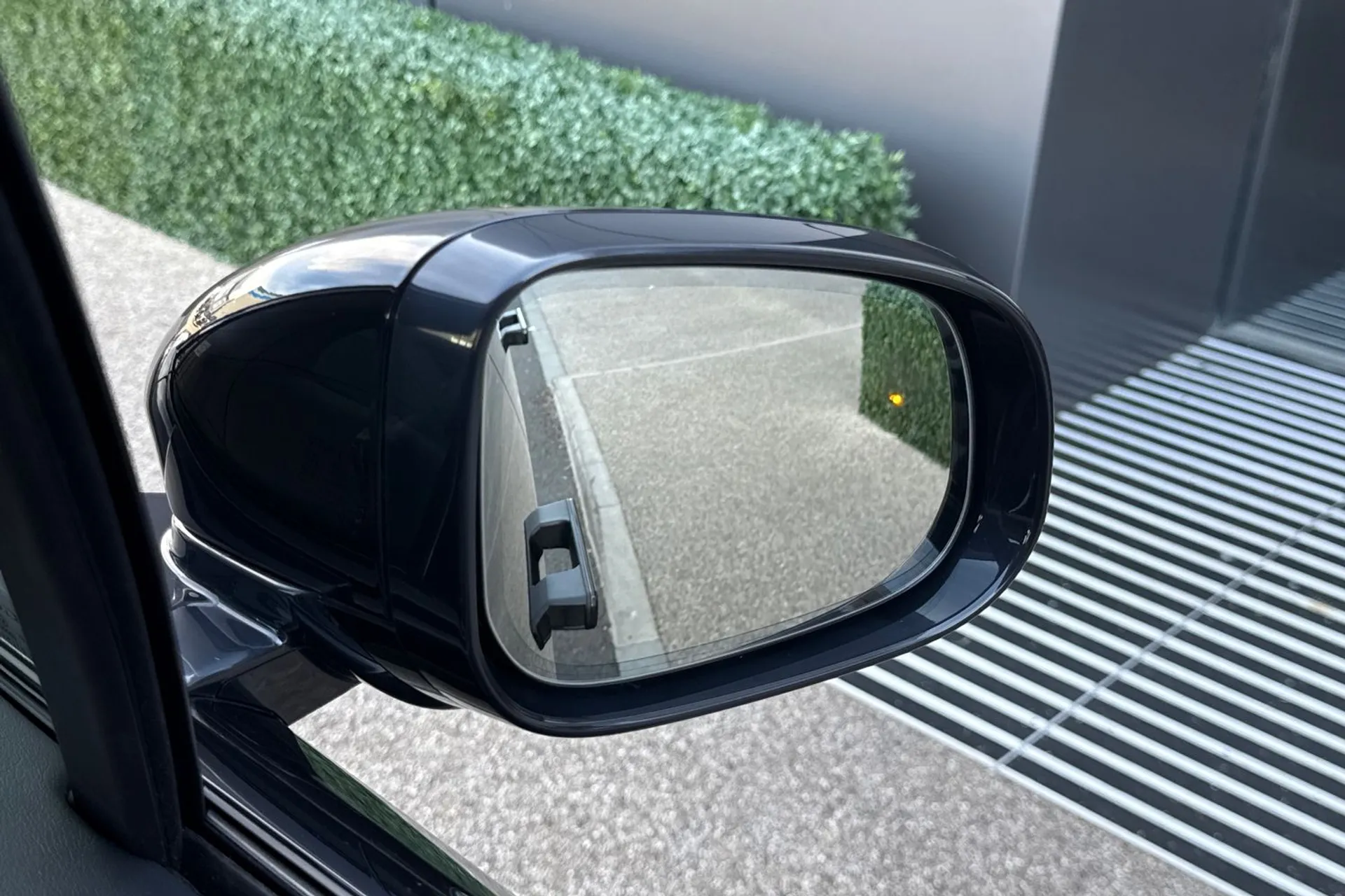Jaguar I-PACE thumbnail image number 9
