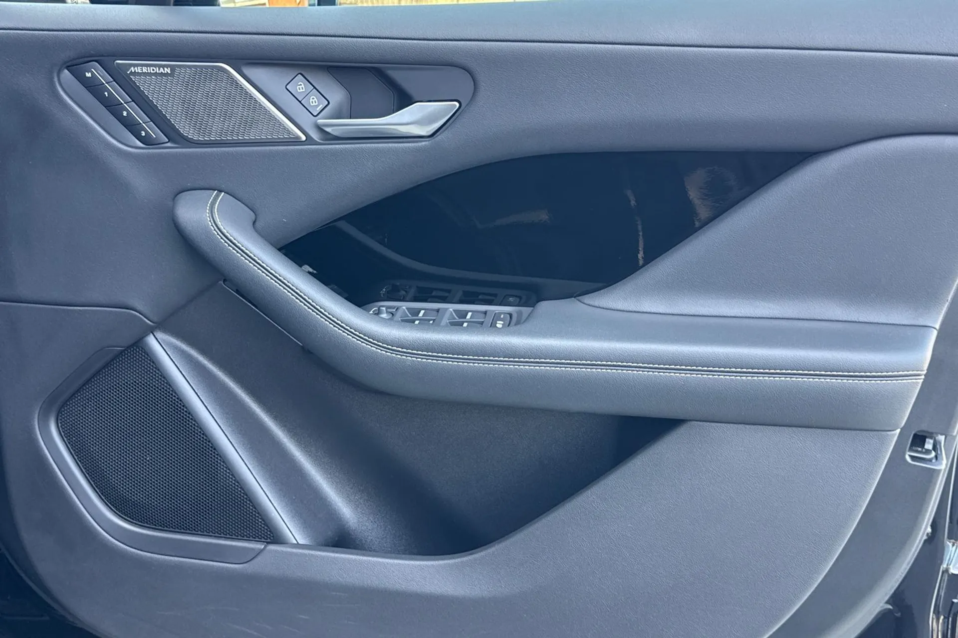 Jaguar I-PACE thumbnail image number 24
