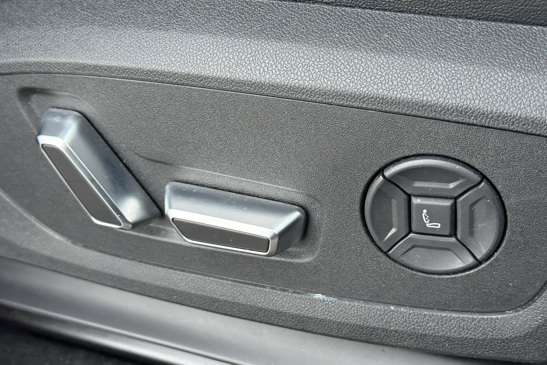 Audi Q6 thumbnail image number 23