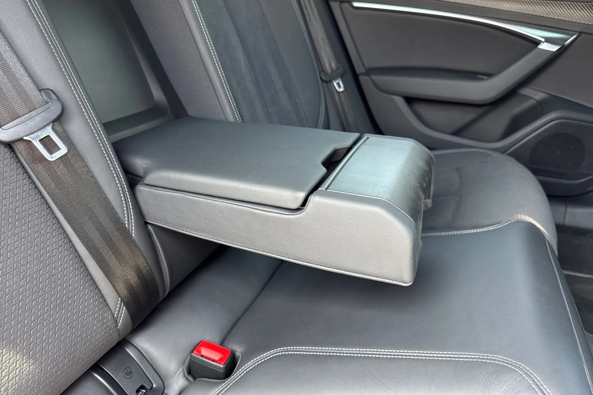 Audi A6 thumbnail image number 43