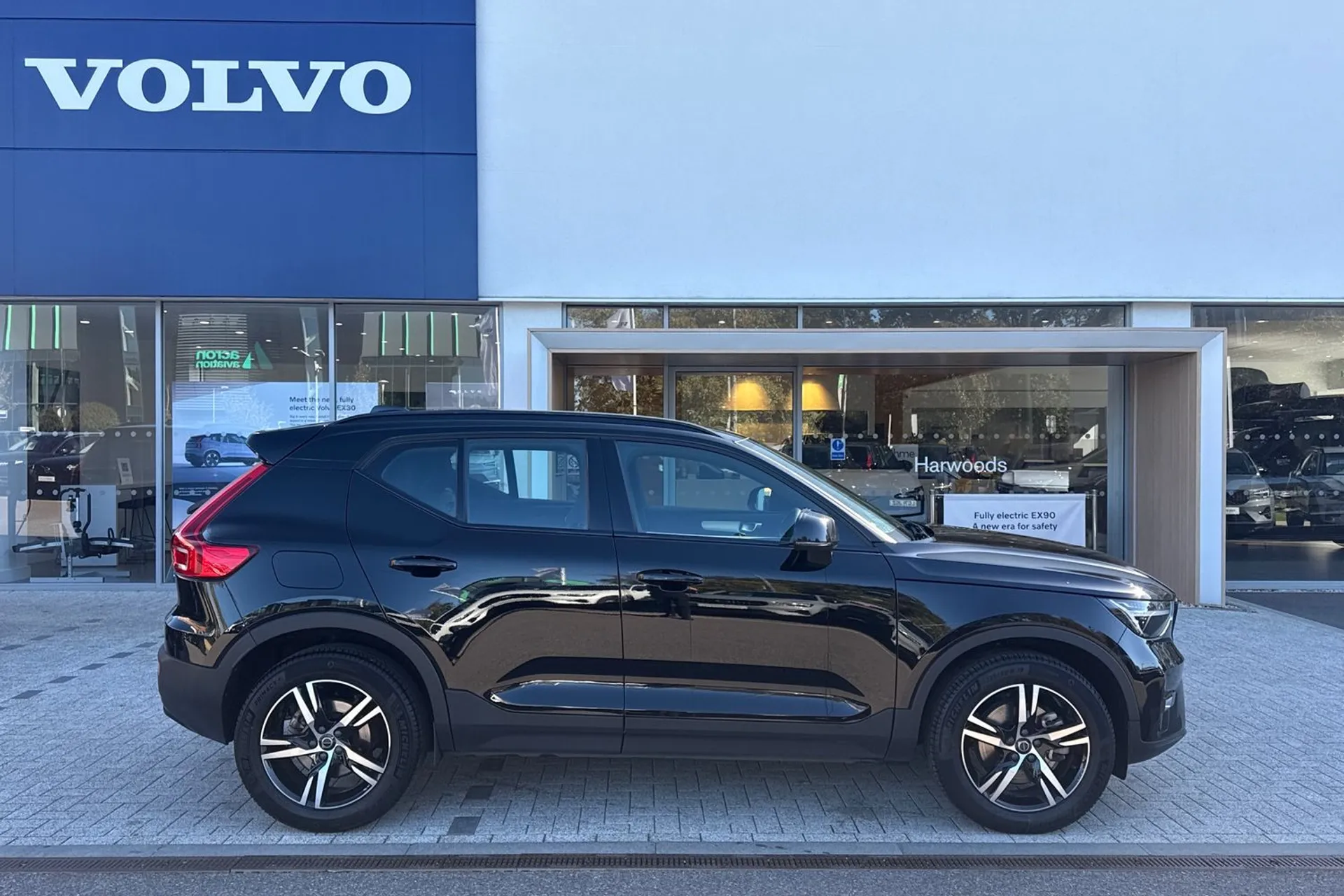 Volvo XC40 thumbnail image number 2