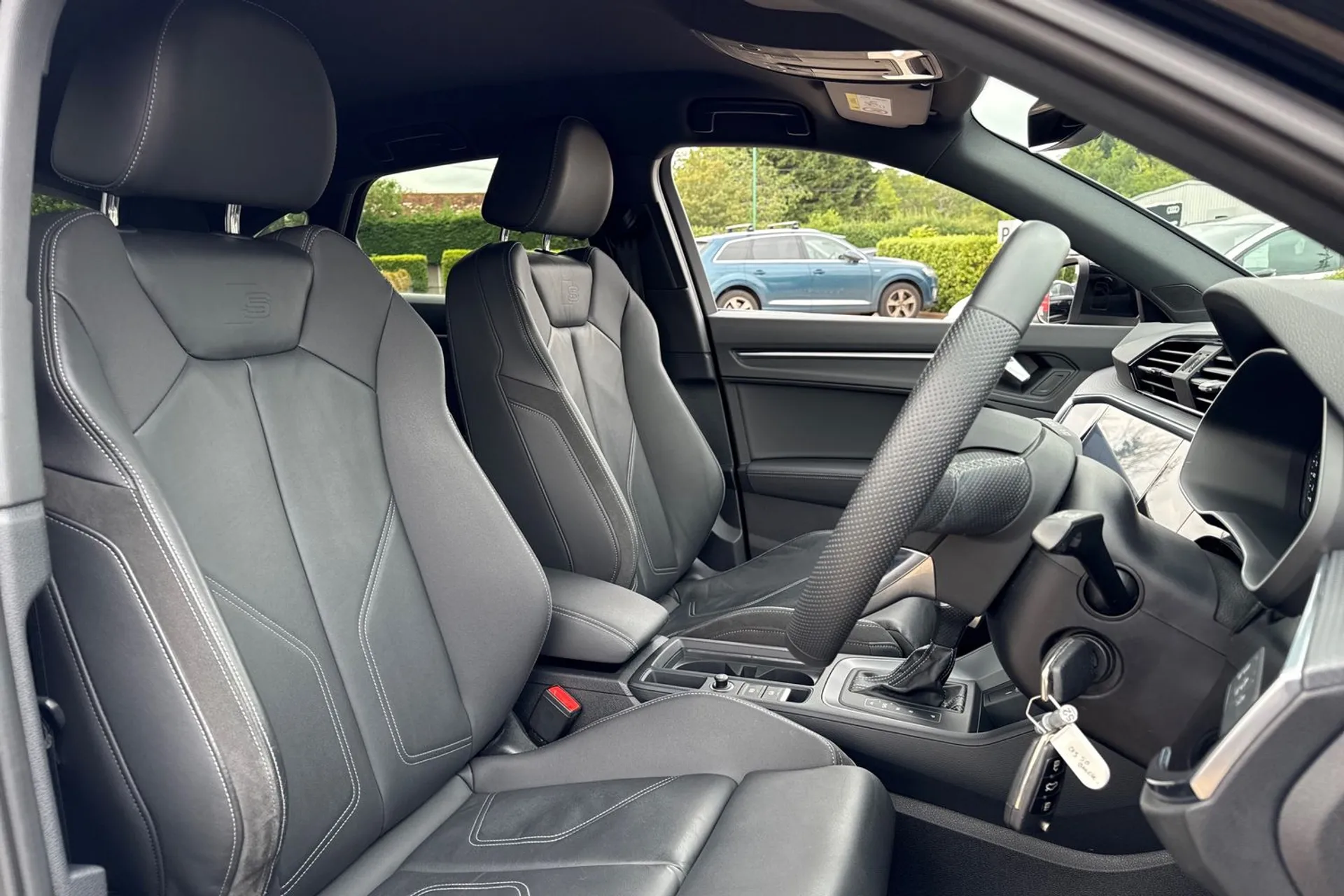 Audi Q3 thumbnail image number 26