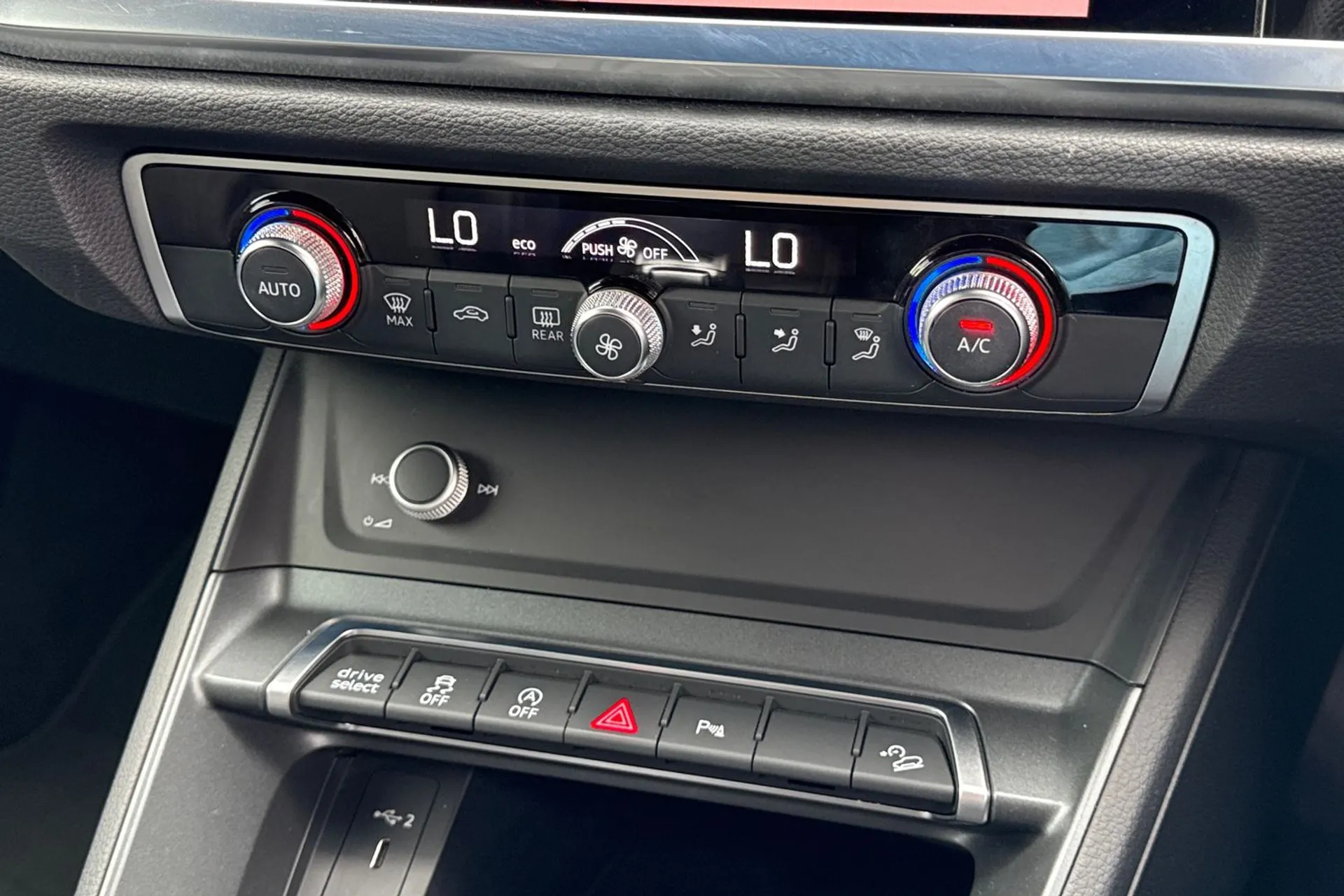 Audi Q3 thumbnail image number 15