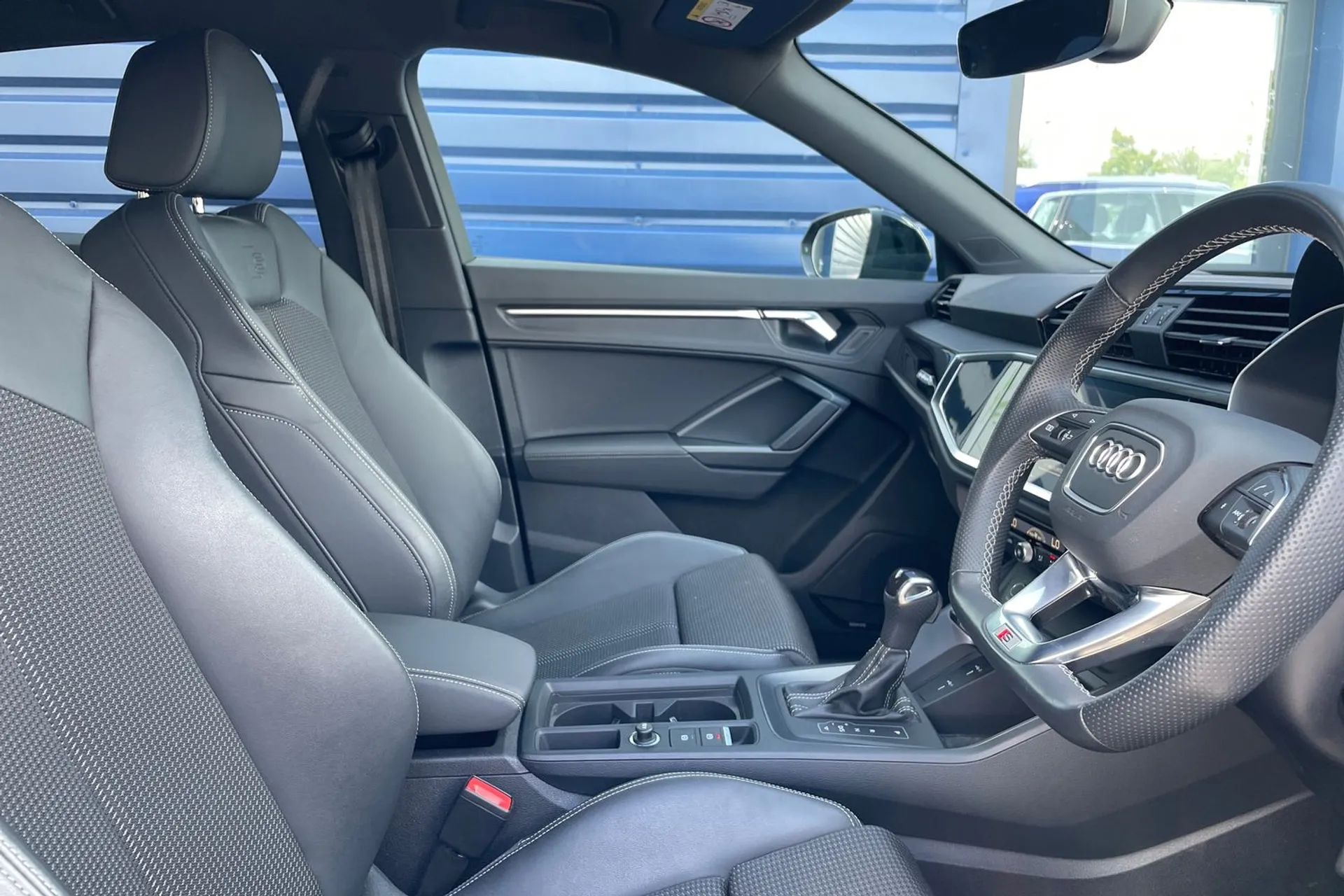 Audi Q3 thumbnail image number 25