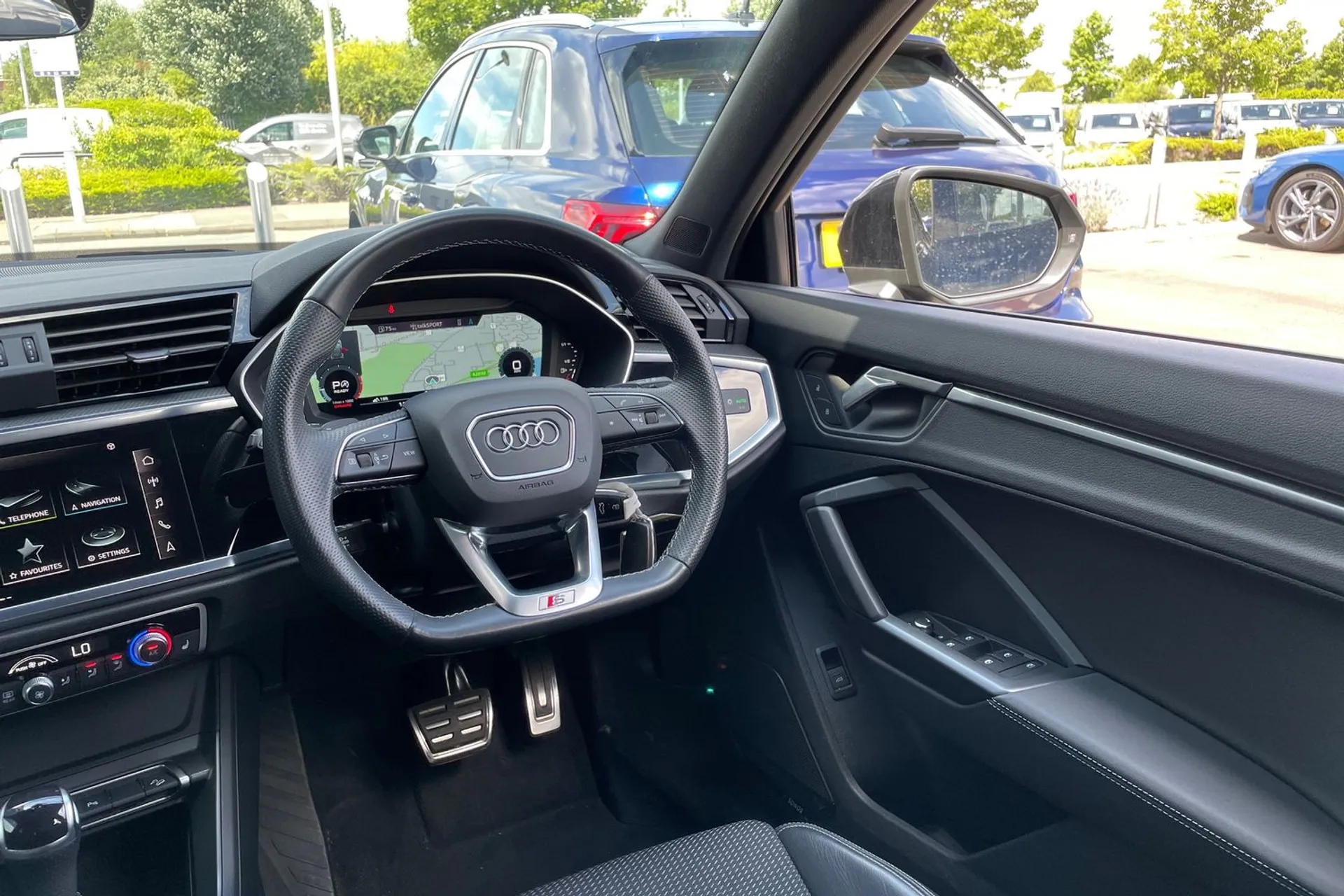 Audi Q3 thumbnail image number 38