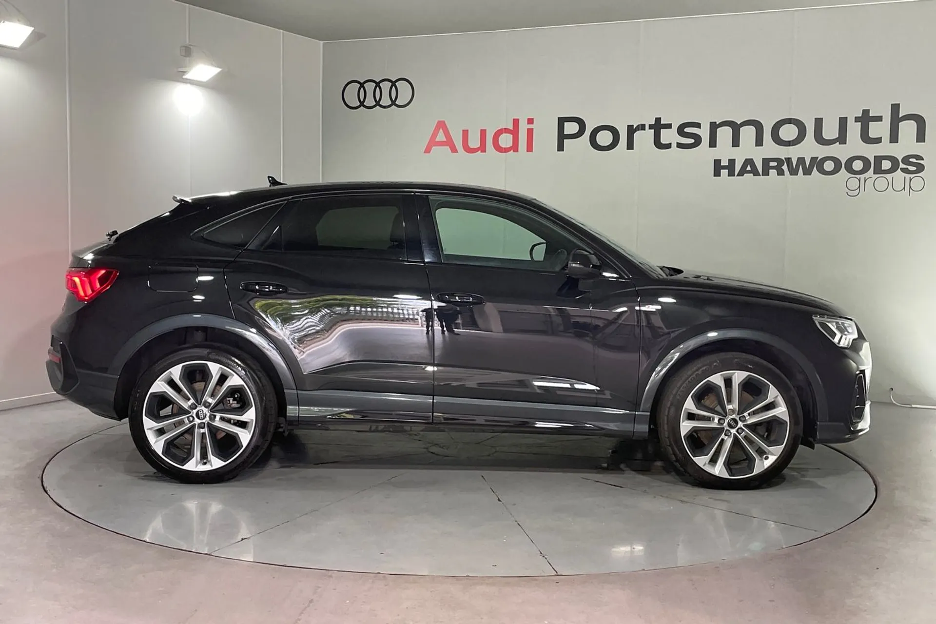 Audi Q3 thumbnail image number 2