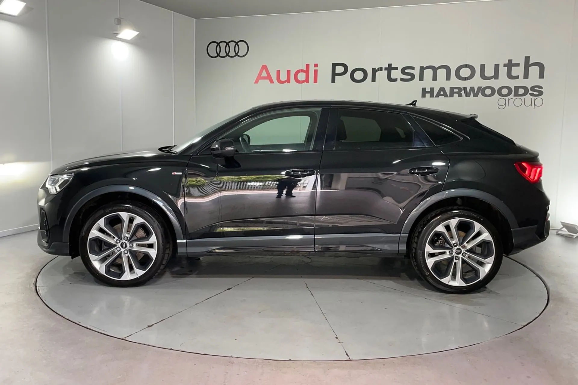 Audi Q3 thumbnail image number 11