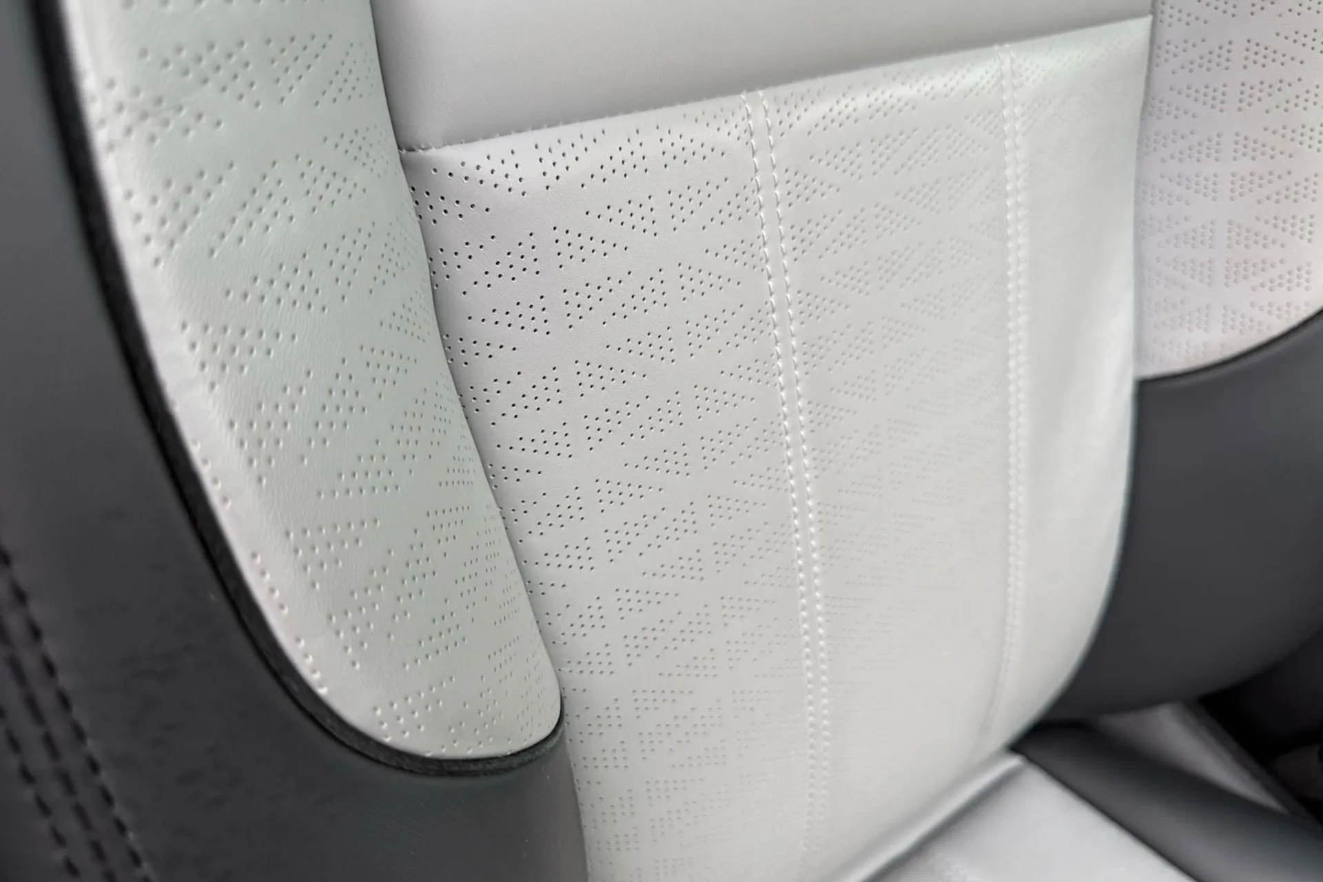 LAND ROVER RANGE ROVER EVOQUE thumbnail image number 32