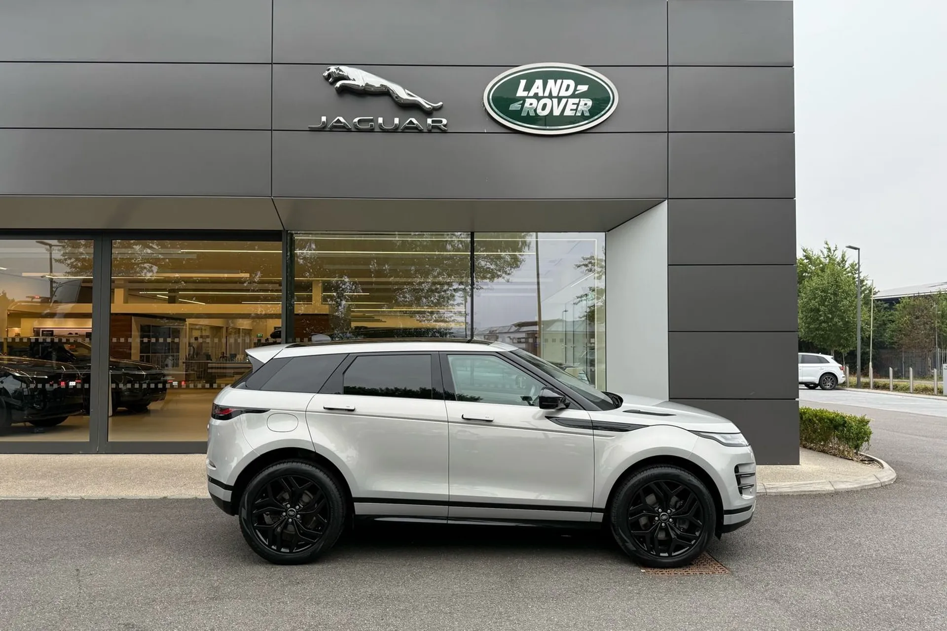 LAND ROVER RANGE ROVER EVOQUE thumbnail image number 2