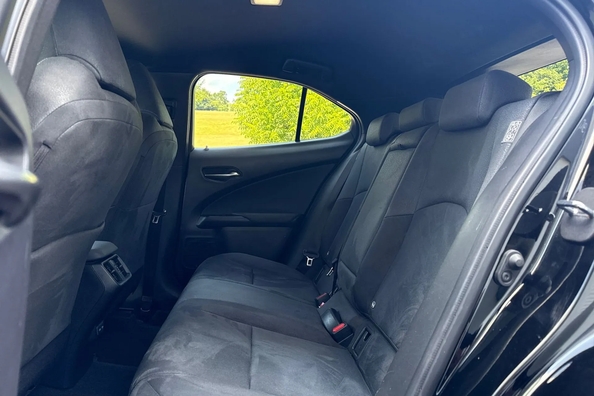 LEXUS UX thumbnail image number 20