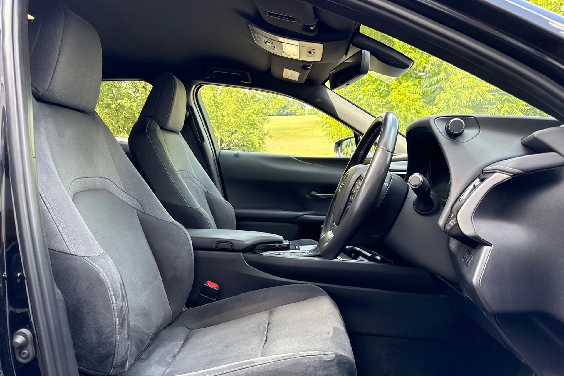 LEXUS UX thumbnail image number 11