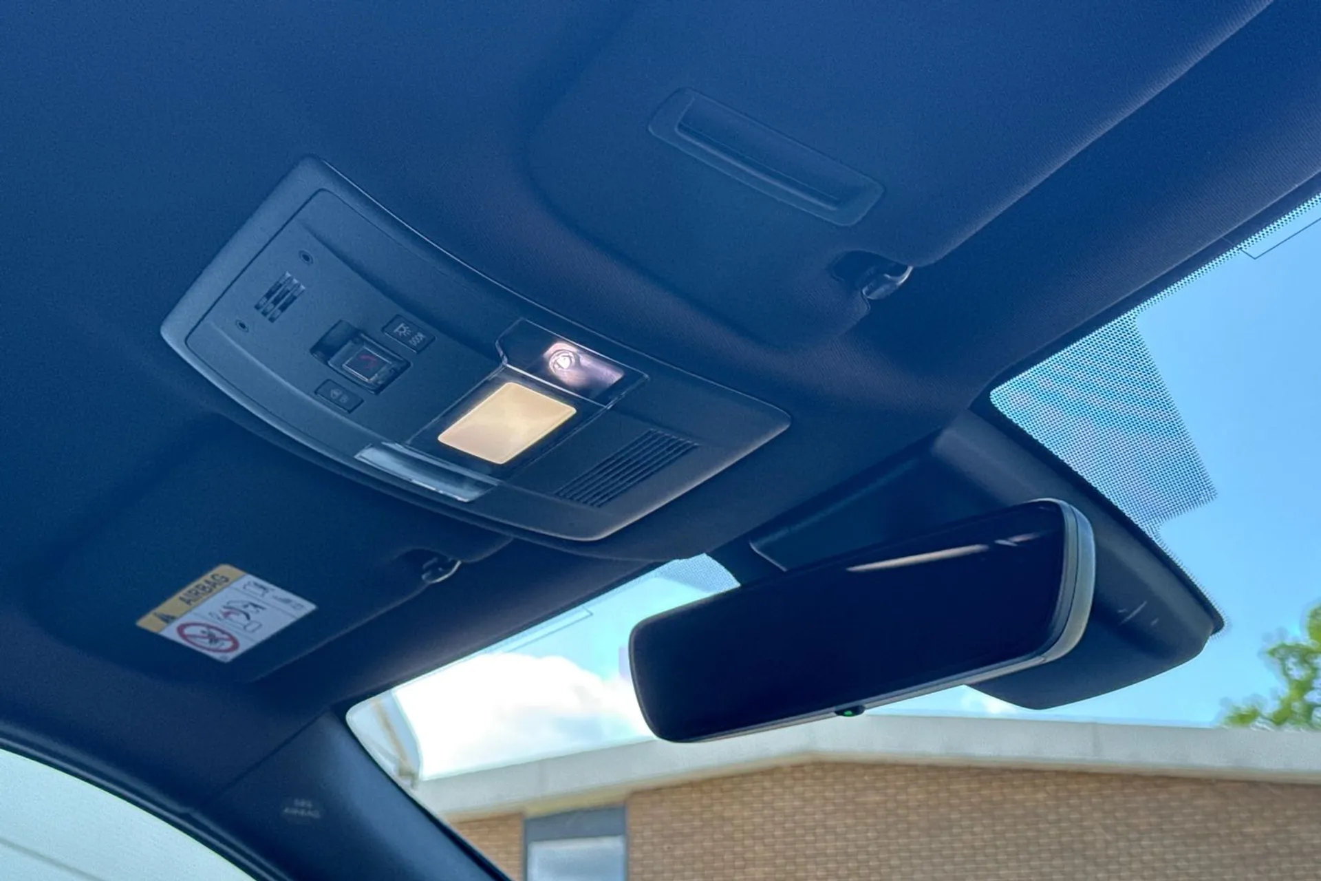 LEXUS UX thumbnail image number 52