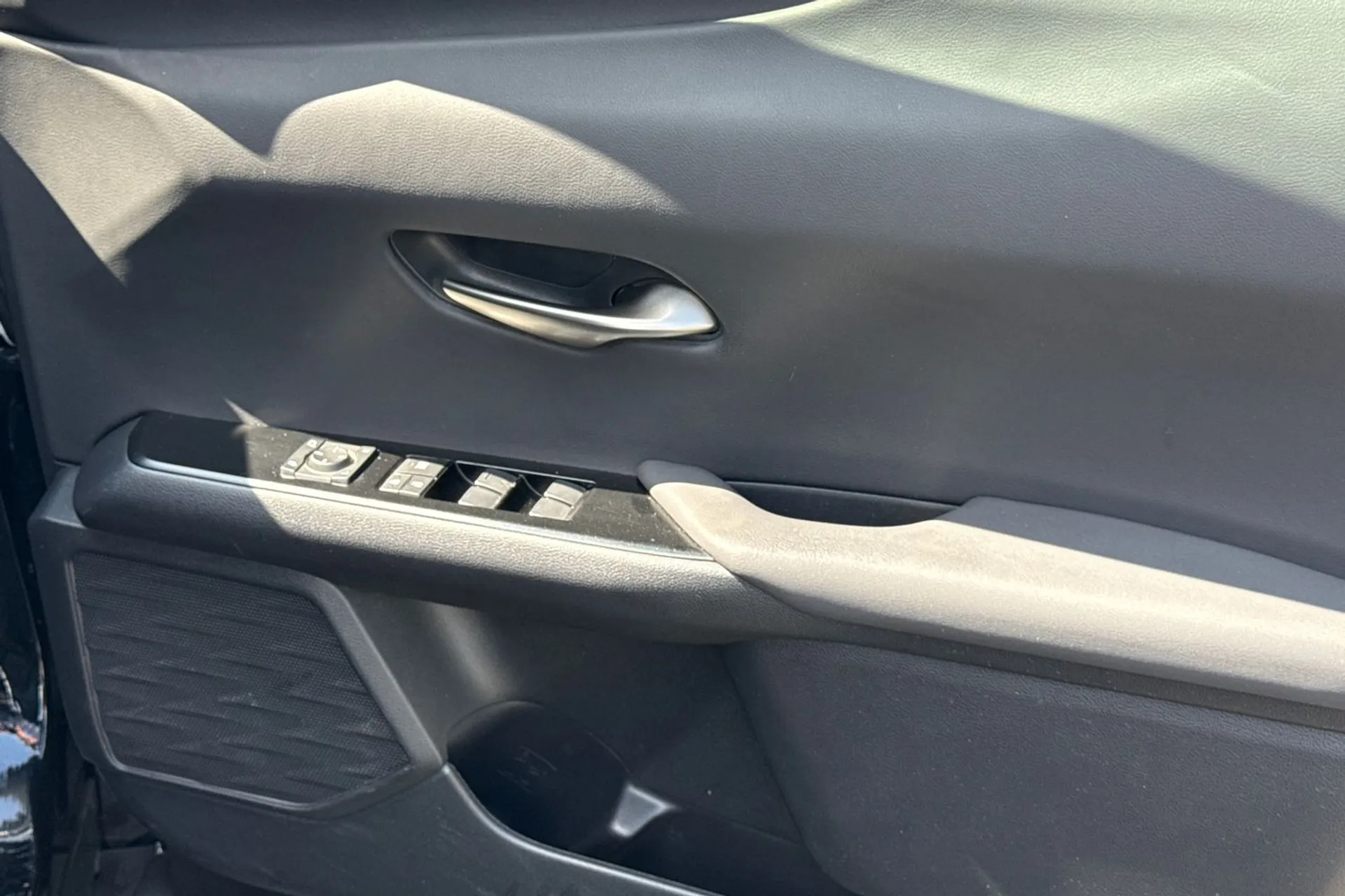 LEXUS UX thumbnail image number 48