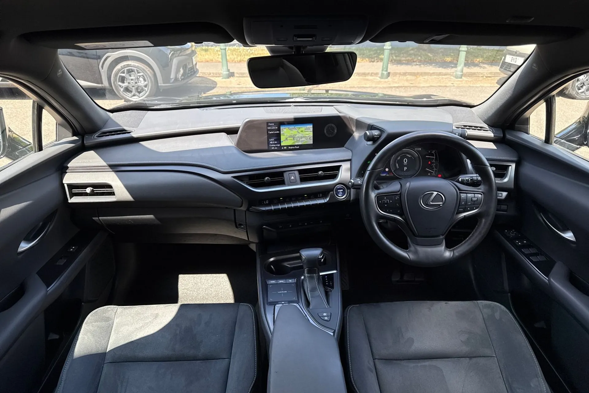 LEXUS UX thumbnail image number 3