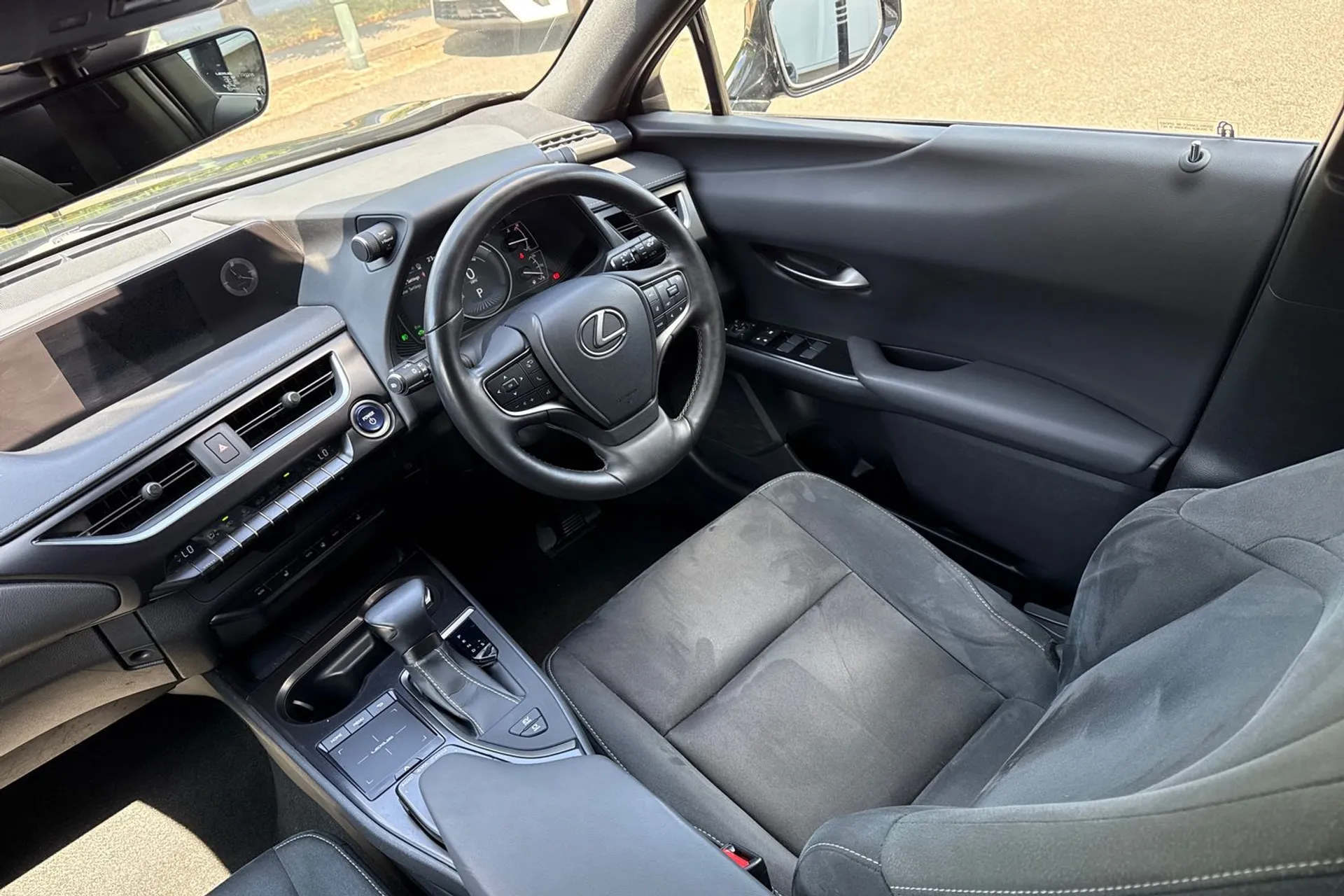 LEXUS UX thumbnail image number 33