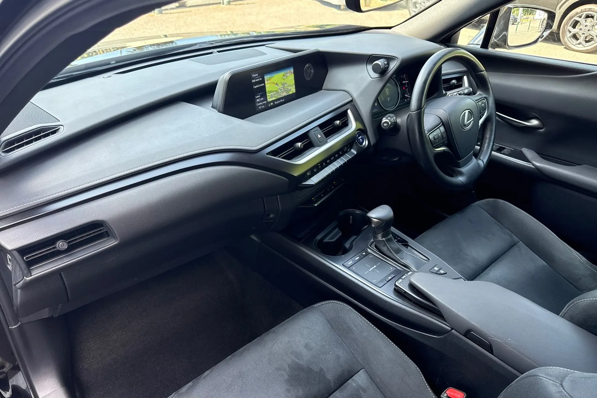 LEXUS UX thumbnail image number 17
