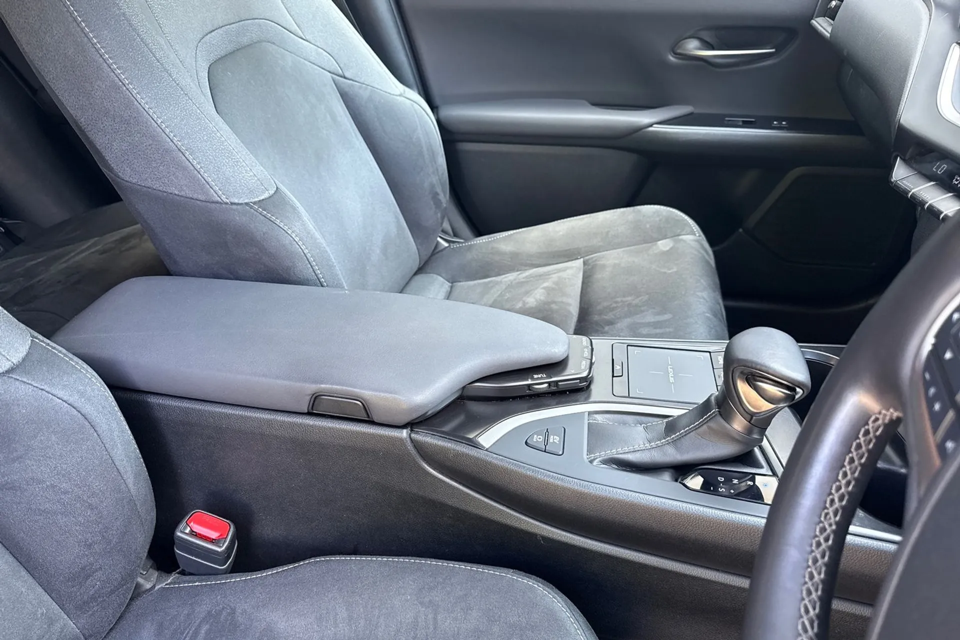 LEXUS UX thumbnail image number 49