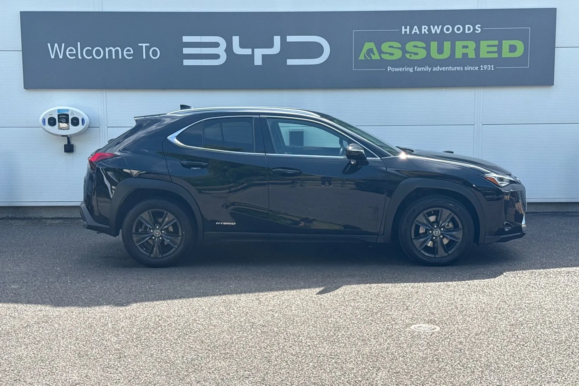 LEXUS UX thumbnail image number 2