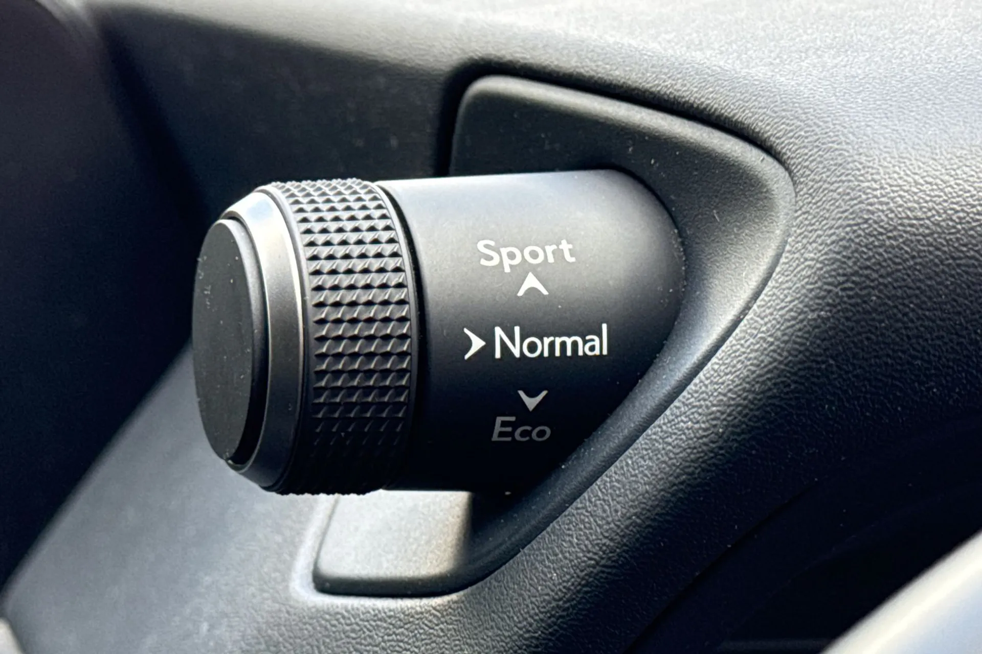 LEXUS UX thumbnail image number 56