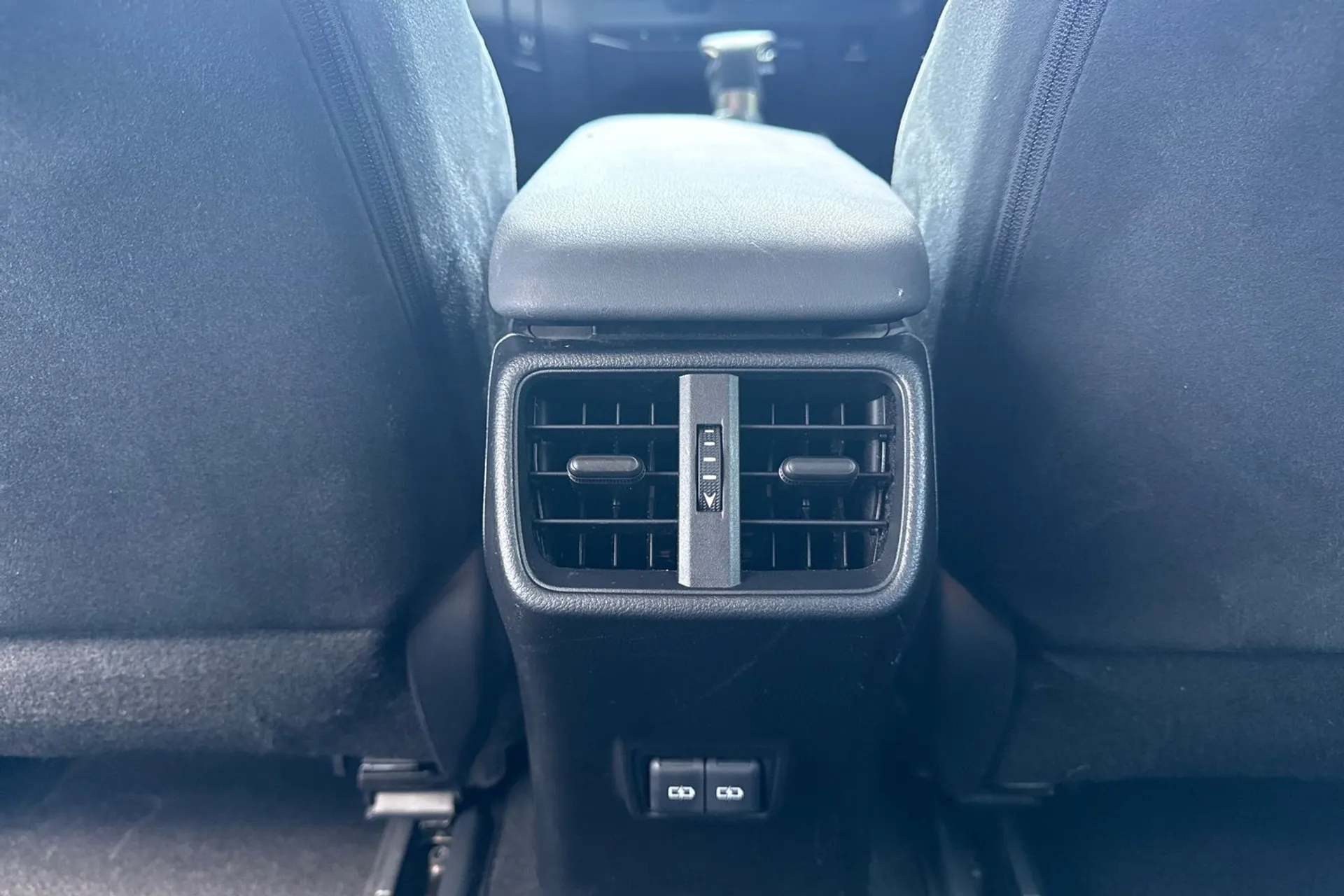 LEXUS UX thumbnail image number 26