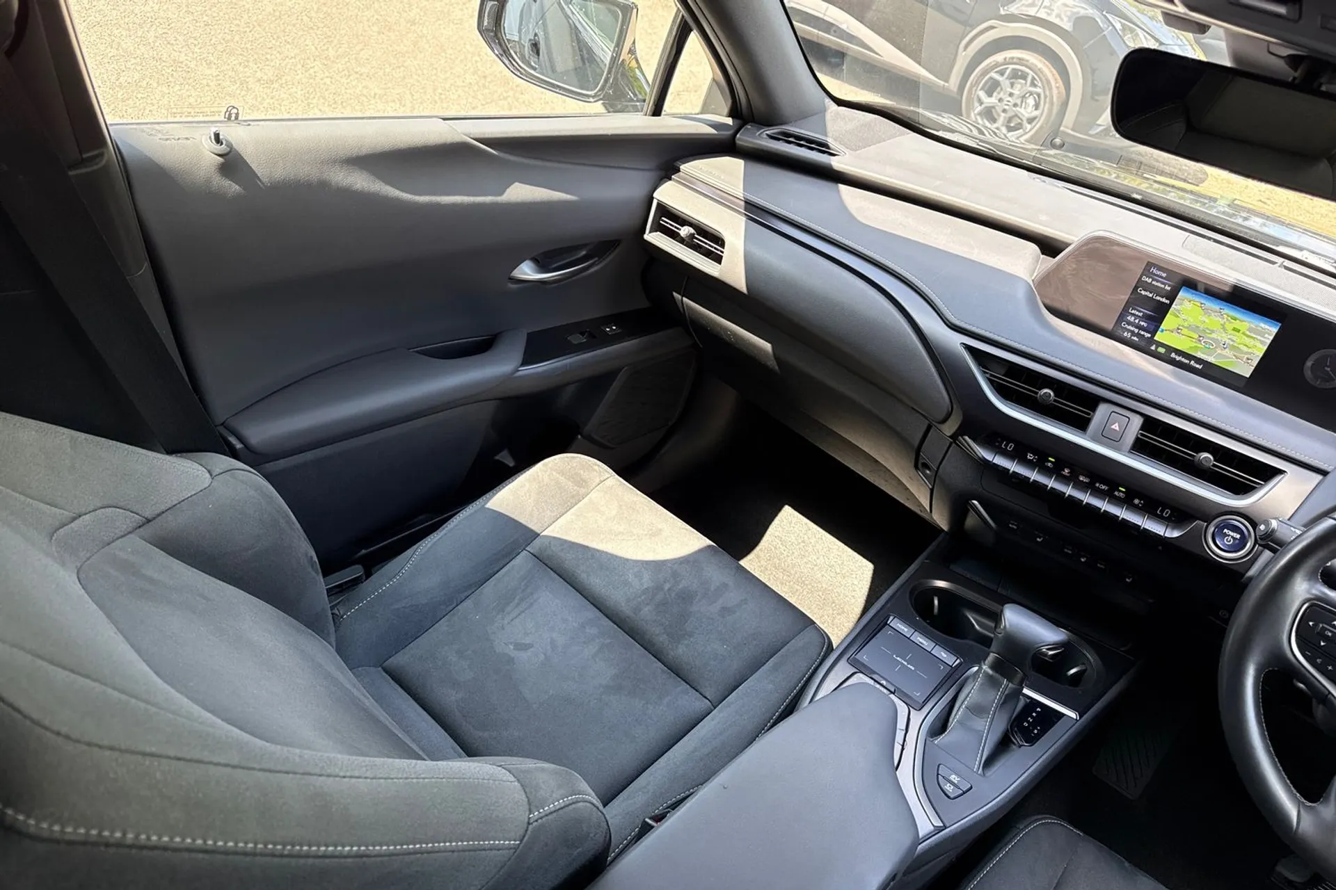 LEXUS UX thumbnail image number 31