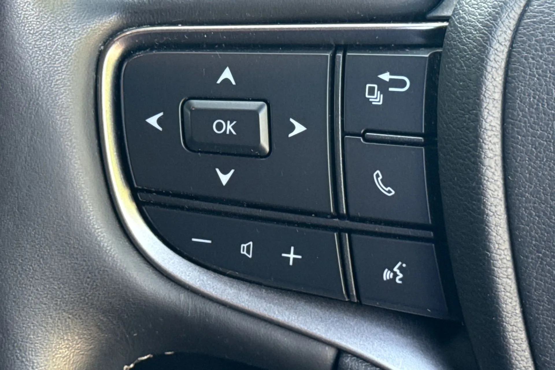 LEXUS UX thumbnail image number 45