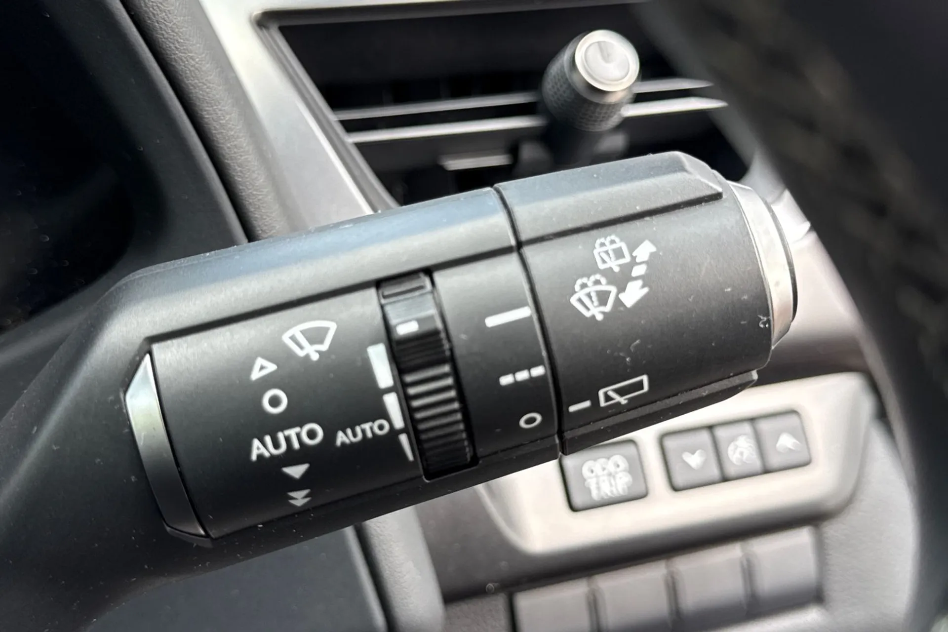 LEXUS UX thumbnail image number 63