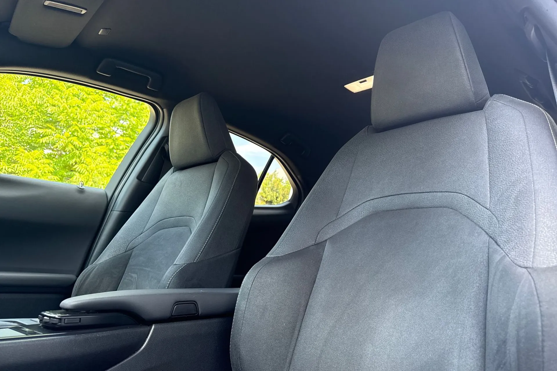 LEXUS UX thumbnail image number 19