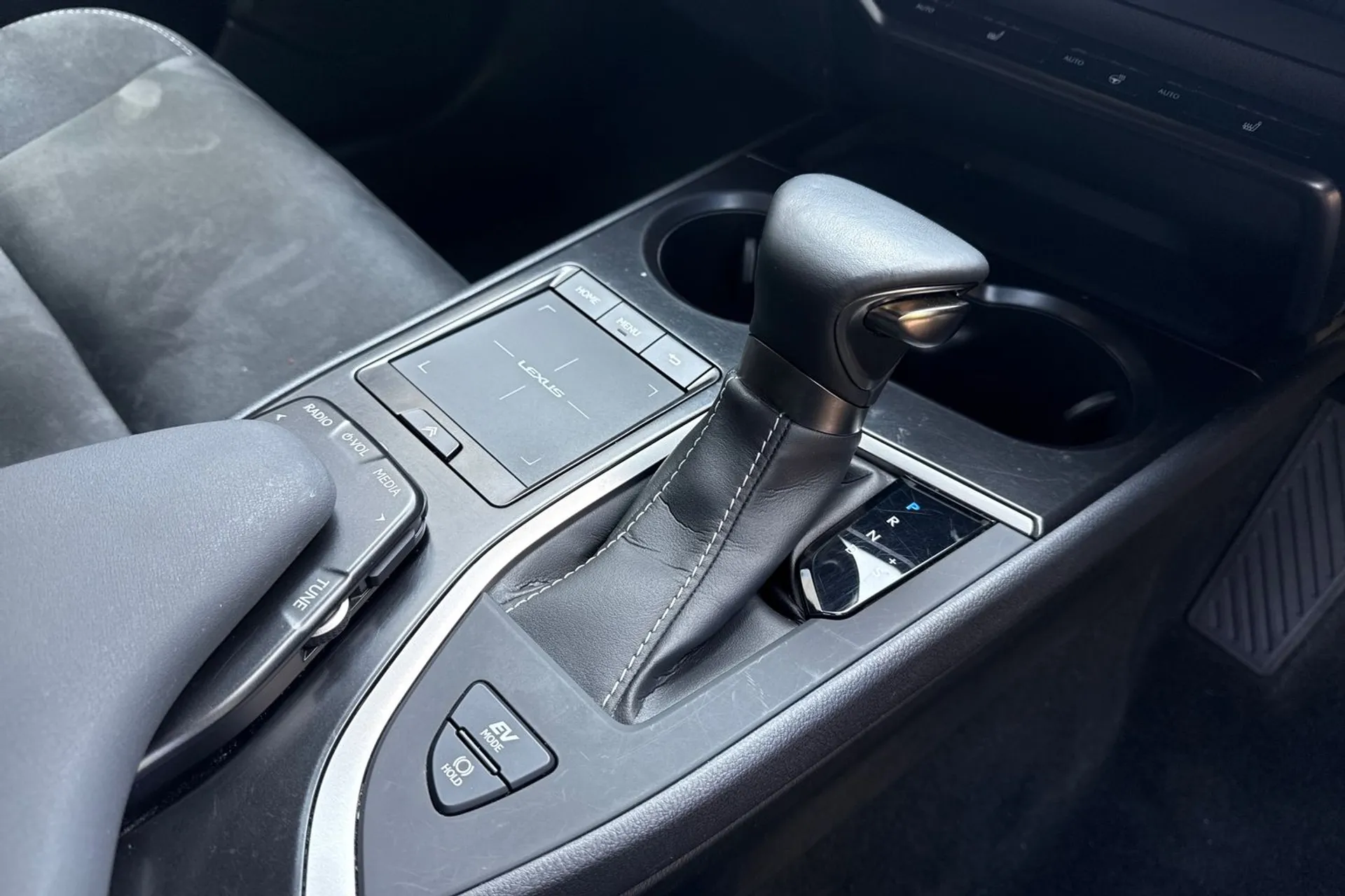 LEXUS UX thumbnail image number 50