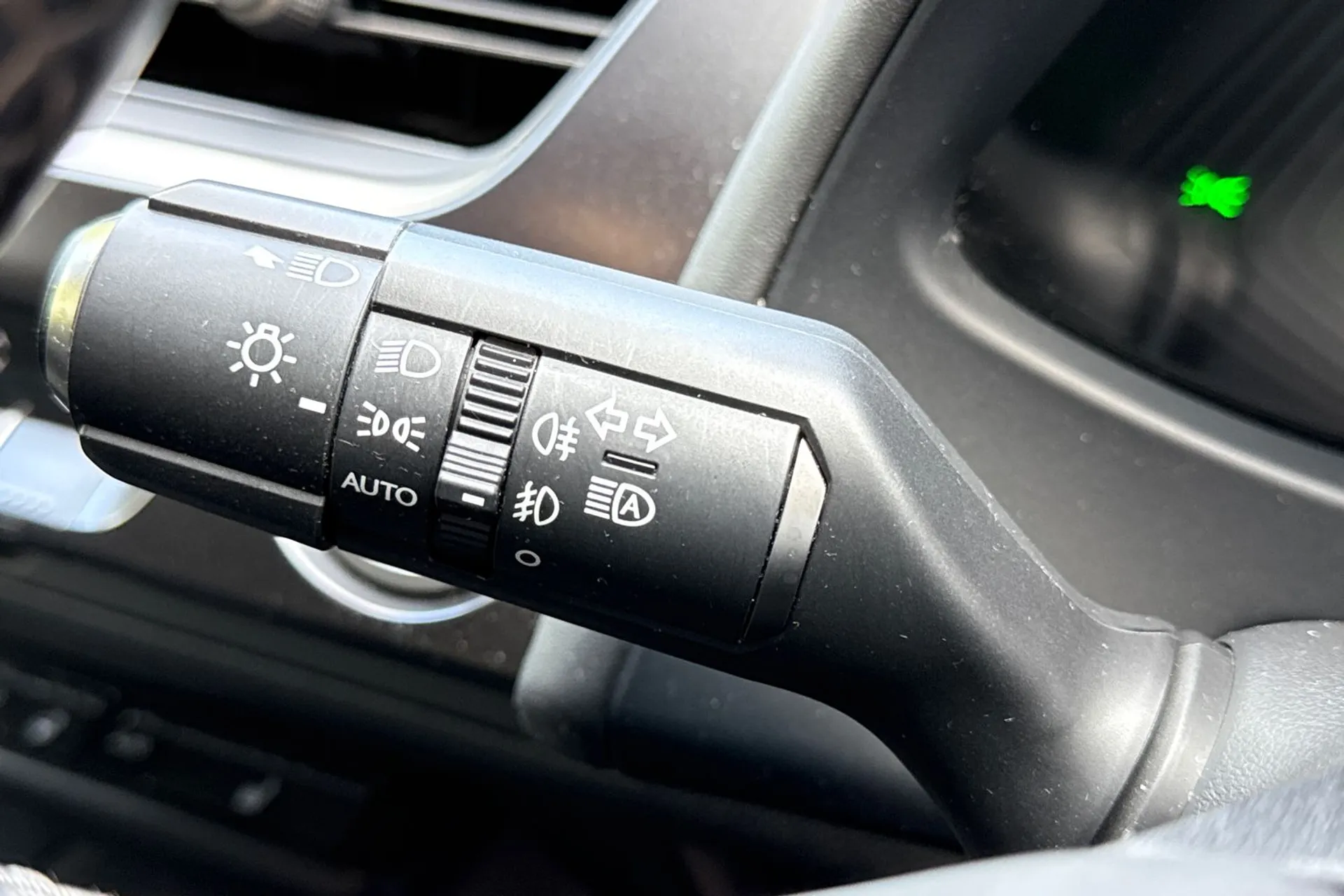 LEXUS UX thumbnail image number 61