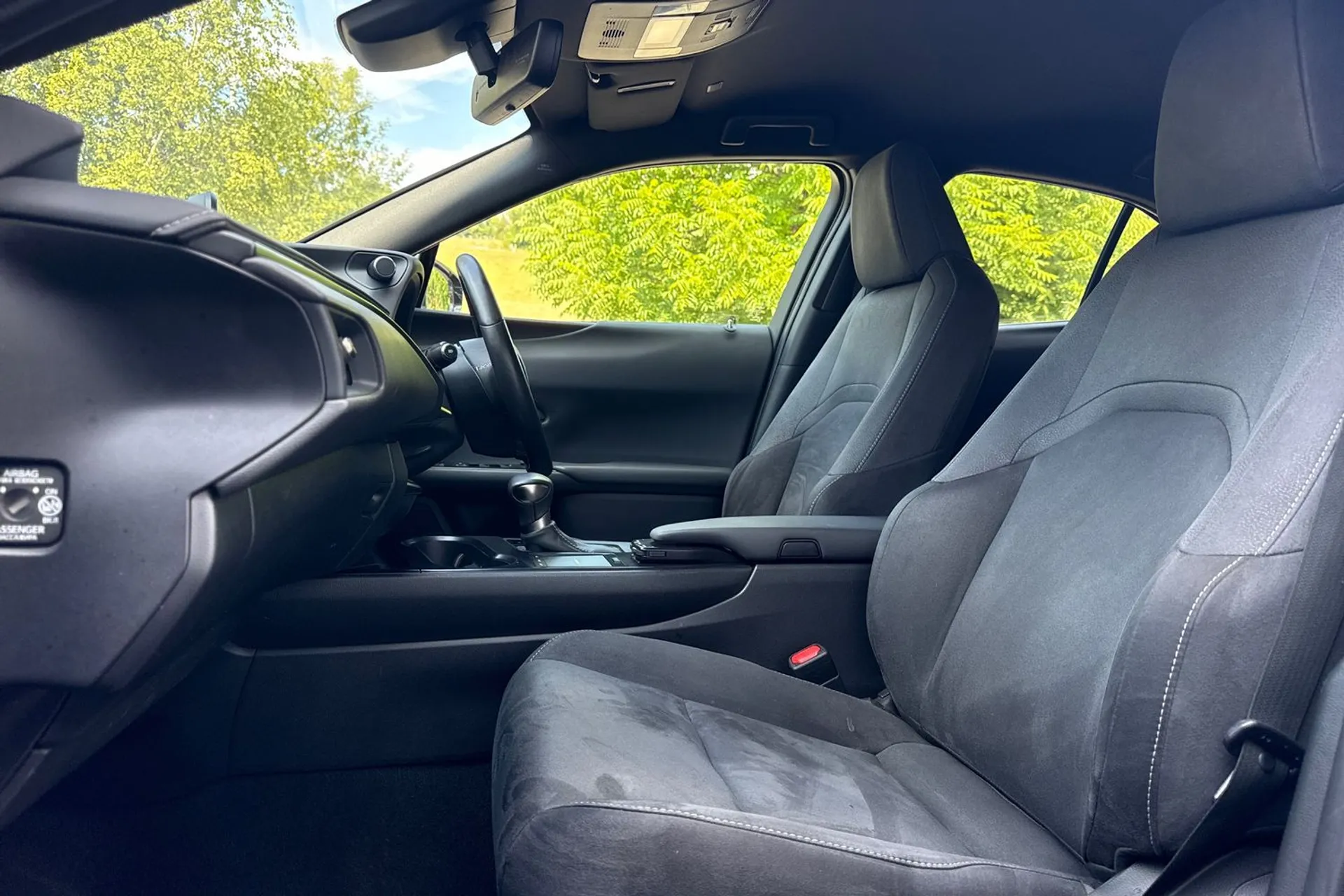 LEXUS UX thumbnail image number 18