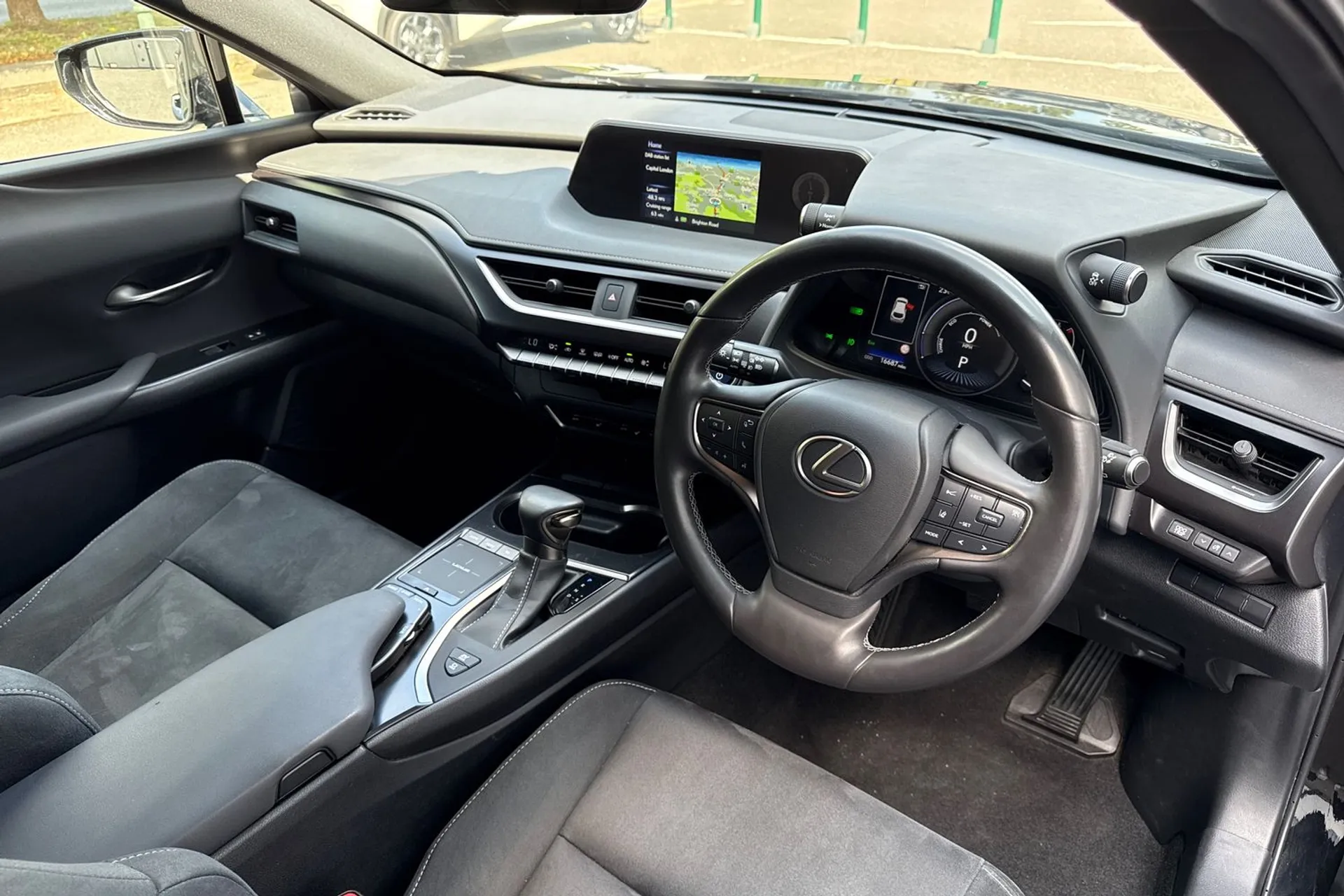LEXUS UX thumbnail image number 12