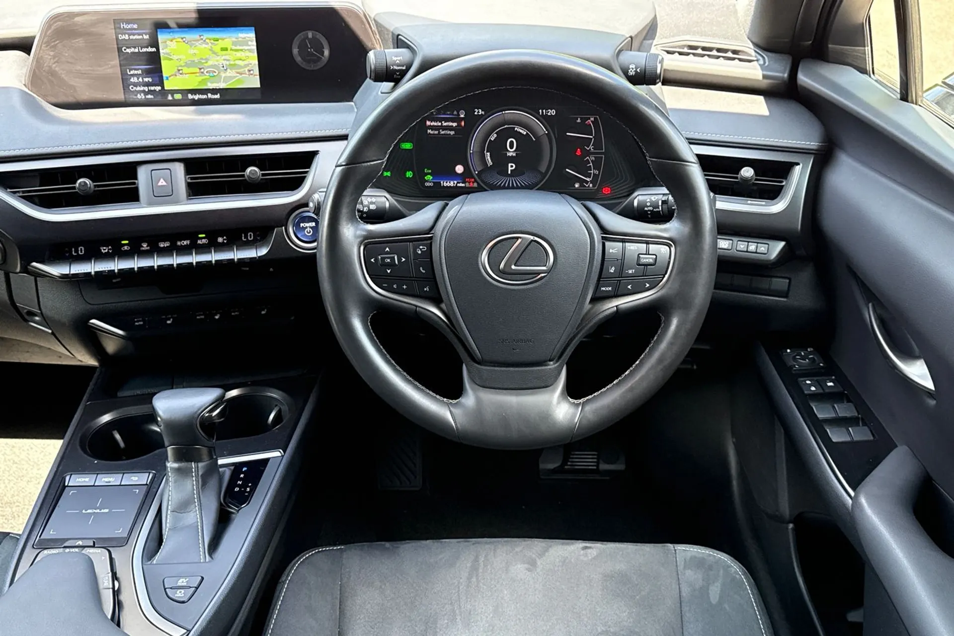 LEXUS UX thumbnail image number 34
